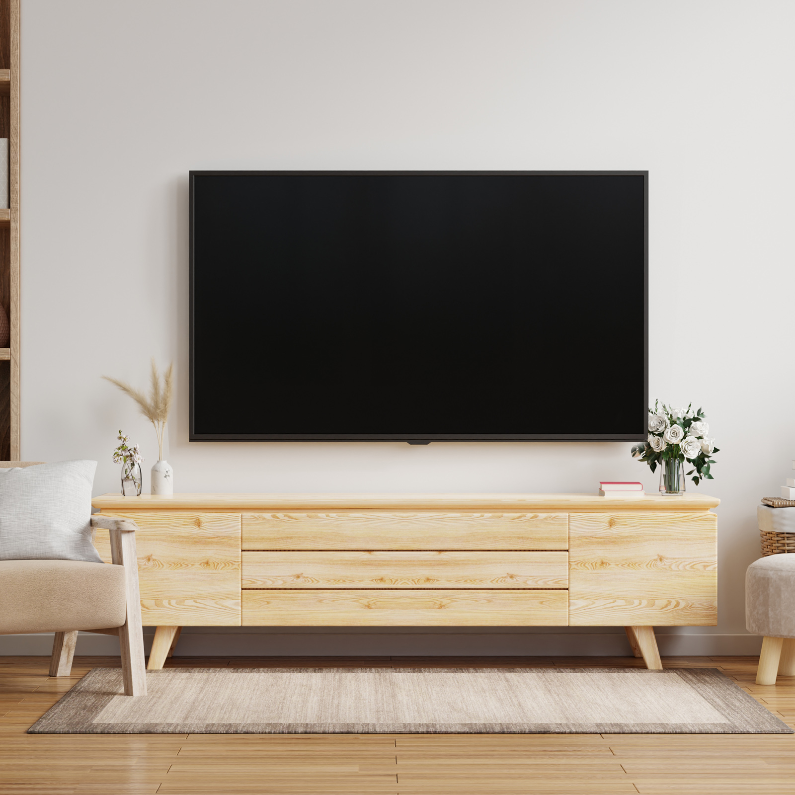Soggiorno con grande TV su mobile in legno. Sedia e tappeto beige. Parete bianca e pavimento in legno.