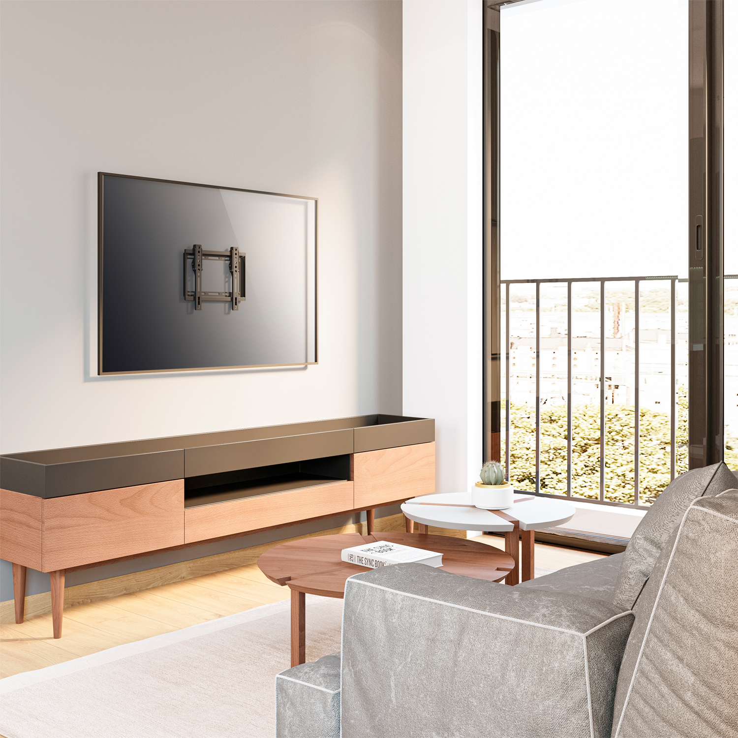 Wohnzimmer mit TV-Halterung, Holzschrank, Couchtischen, Sofa und Balkon. Ein Fernseher ist montiert, der Balkon hat grüne Blätter.