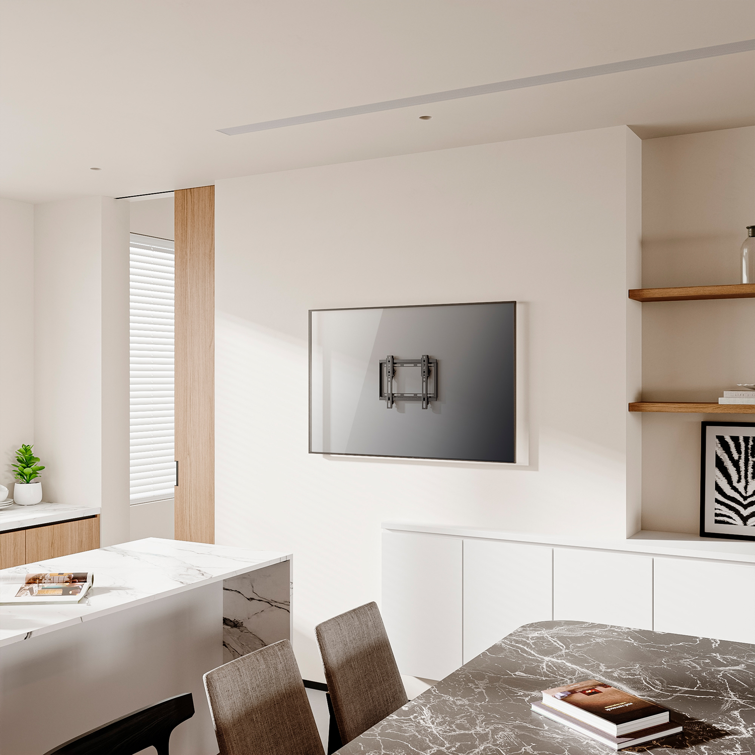 Ein modernes Wohnzimmer mit einem an der Wand montierten Fernseher. Im Vordergrund befinden sich eine Kücheninsel und ein Esstisch.
