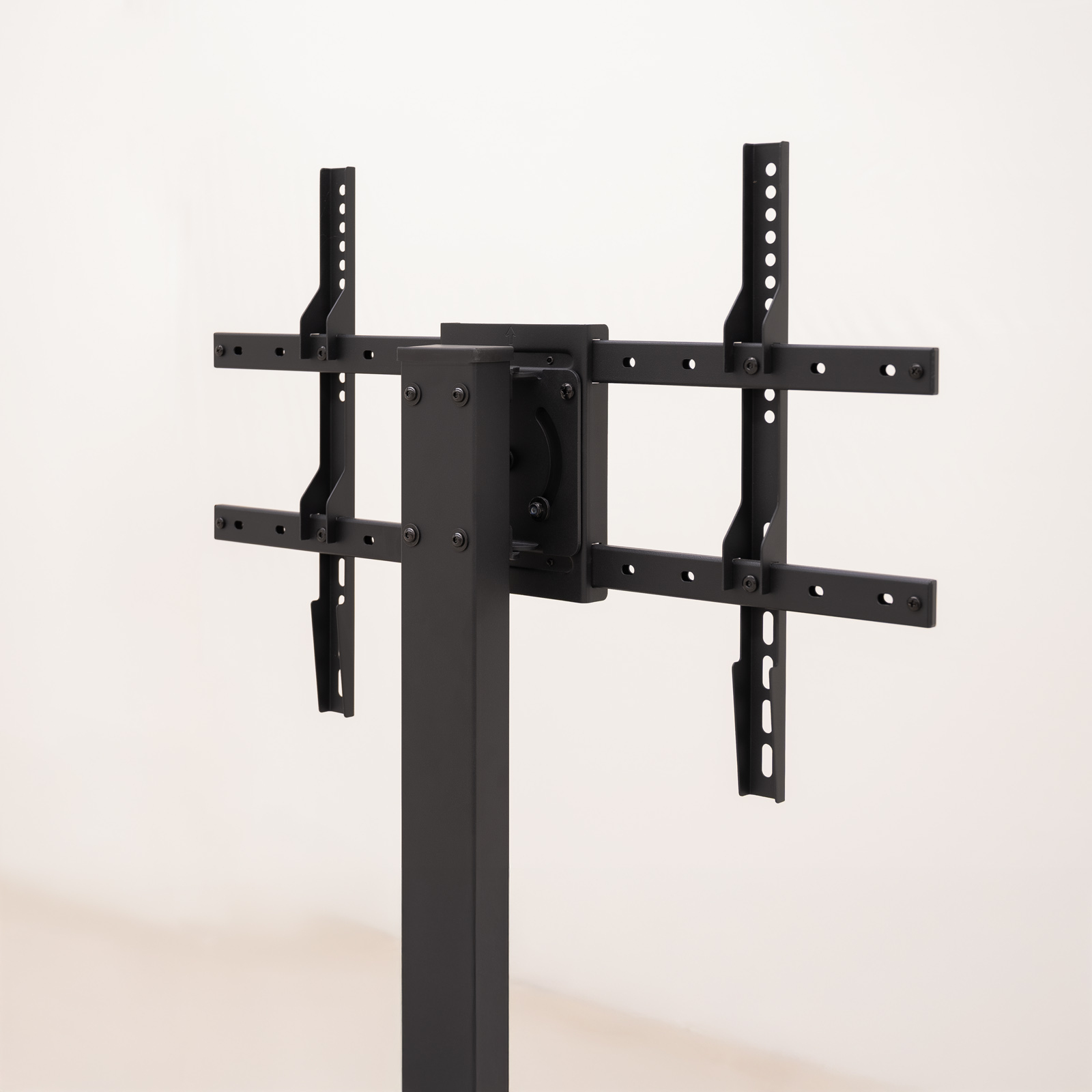Un soporte de TV negro con soportes de montaje está centrado sobre un fondo blanco liso. Está diseñado para sostener un televisor.