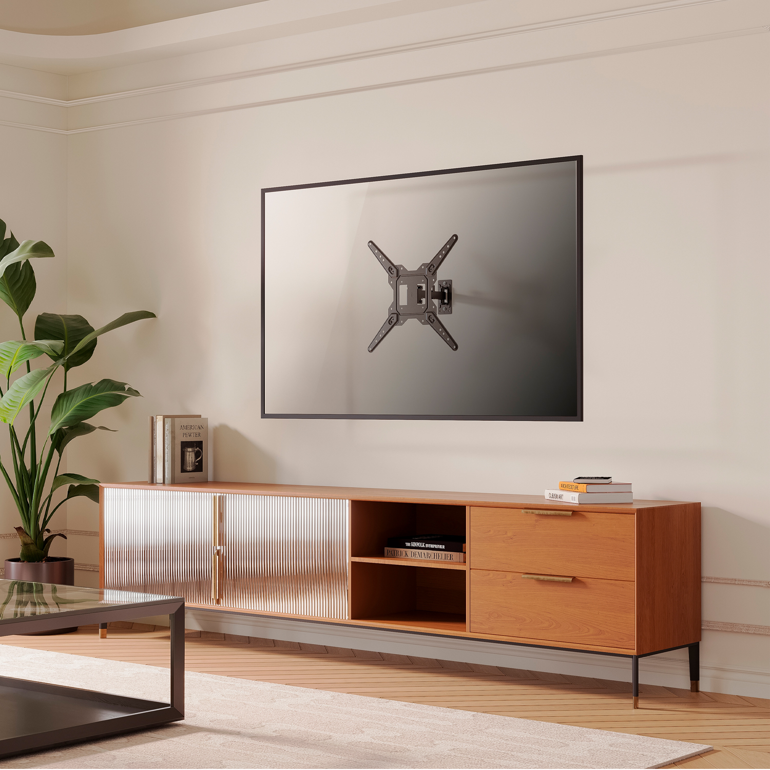 Un soggiorno con TV a parete. Un mobile in legno sotto la TV e una pianta in vaso a sinistra.