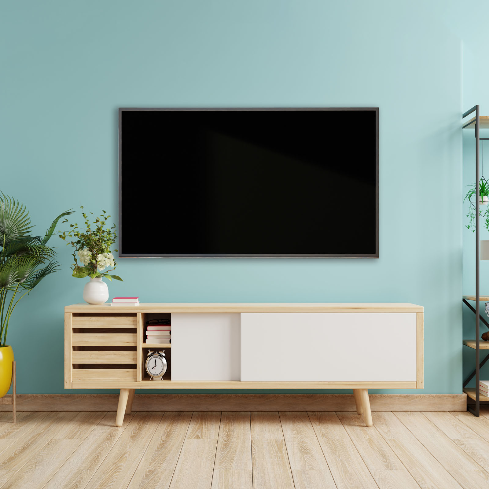 Scena di soggiorno con una TV sopra un mobile in legno. C'è una pianta e un orologio sul mobile. Il muro è turchese.