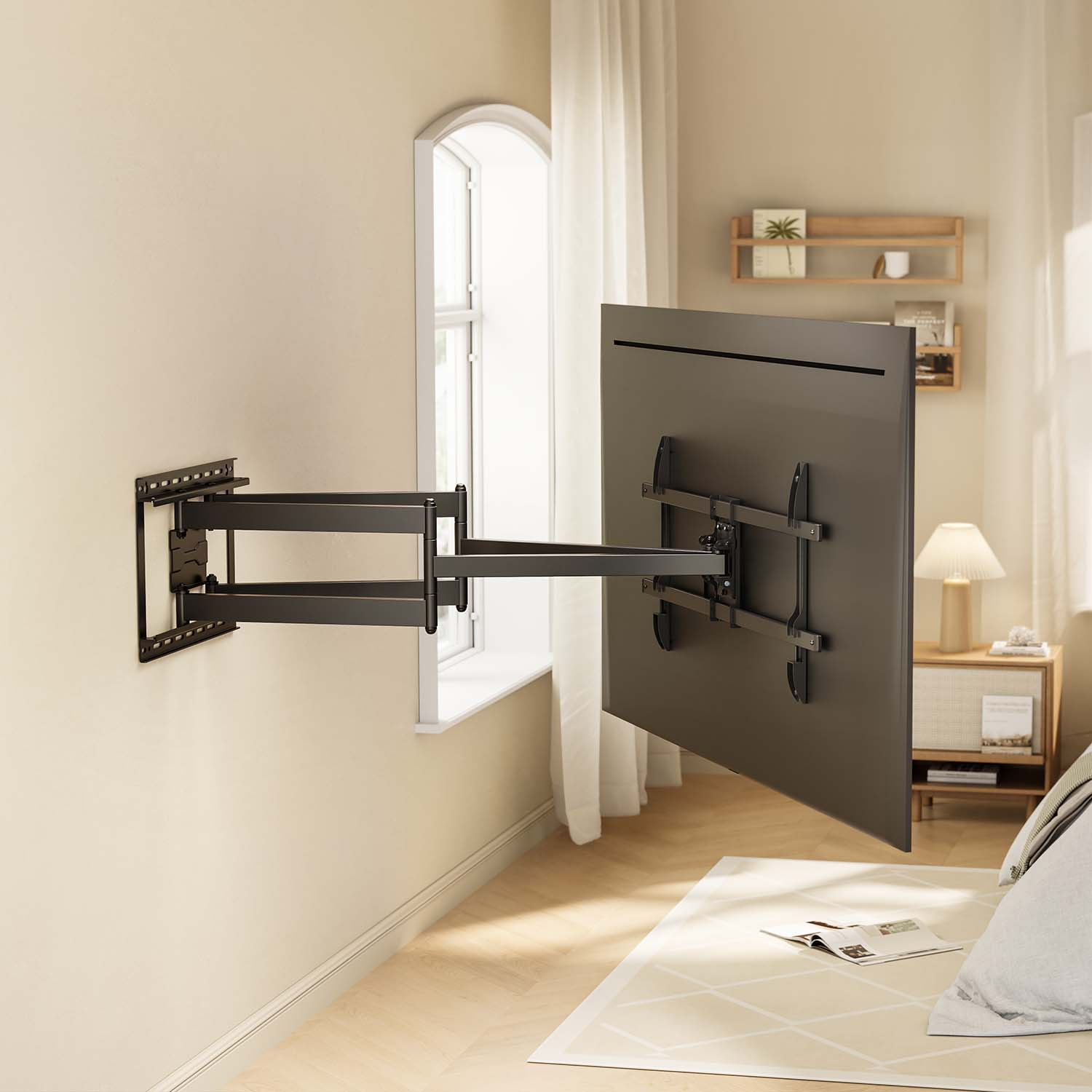 Un televisor grande está montado en un soporte de pared. Una ventana está a la izquierda. Una cama es visible a la derecha.