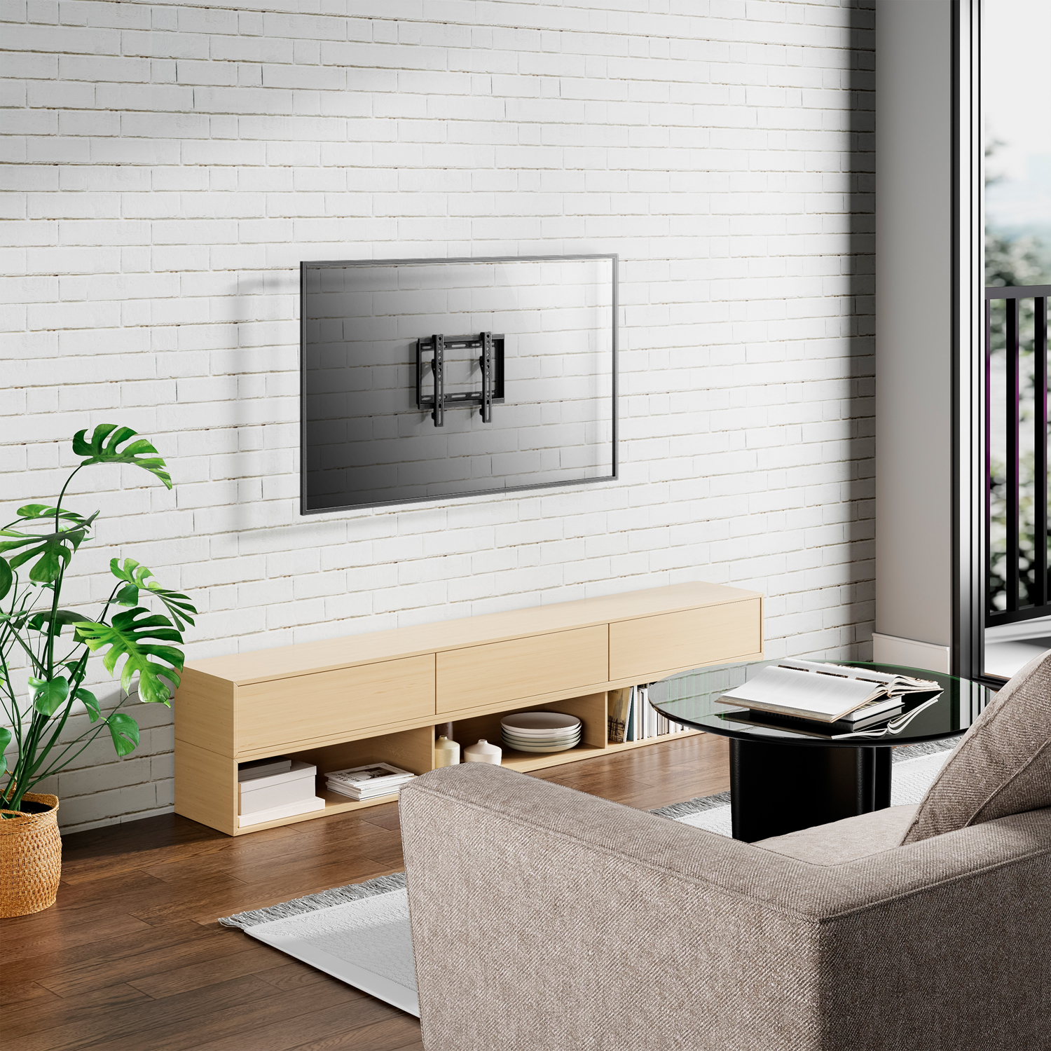 Salón con soporte de TV en pared de ladrillo, mueble de madera, sofá, mesa de centro, planta en maceta y balcón.