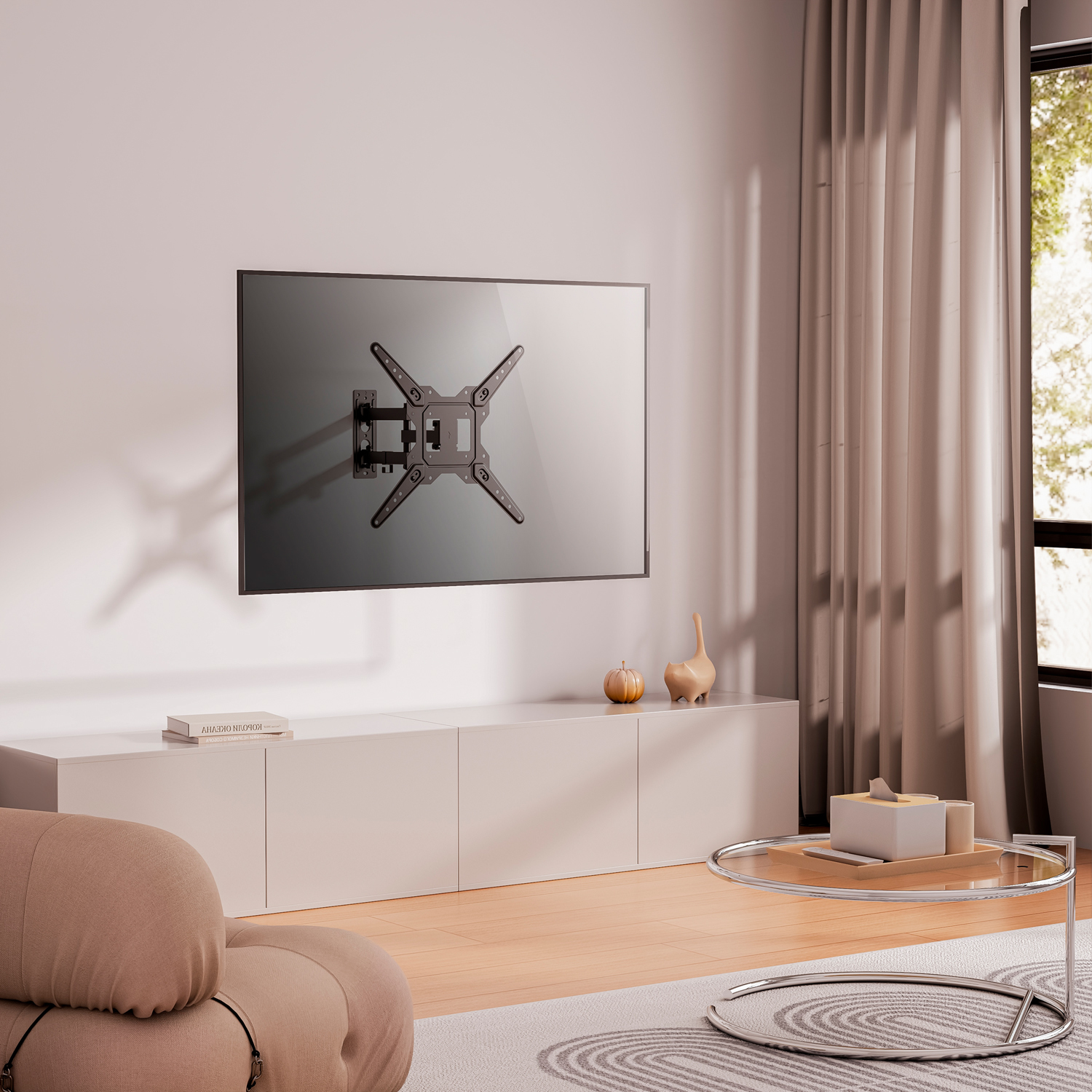 Un televisor está montado en una pared blanca. Debajo hay un mueble blanco con decoración. Un sofá beige y una mesa de cristal están en la habitación.