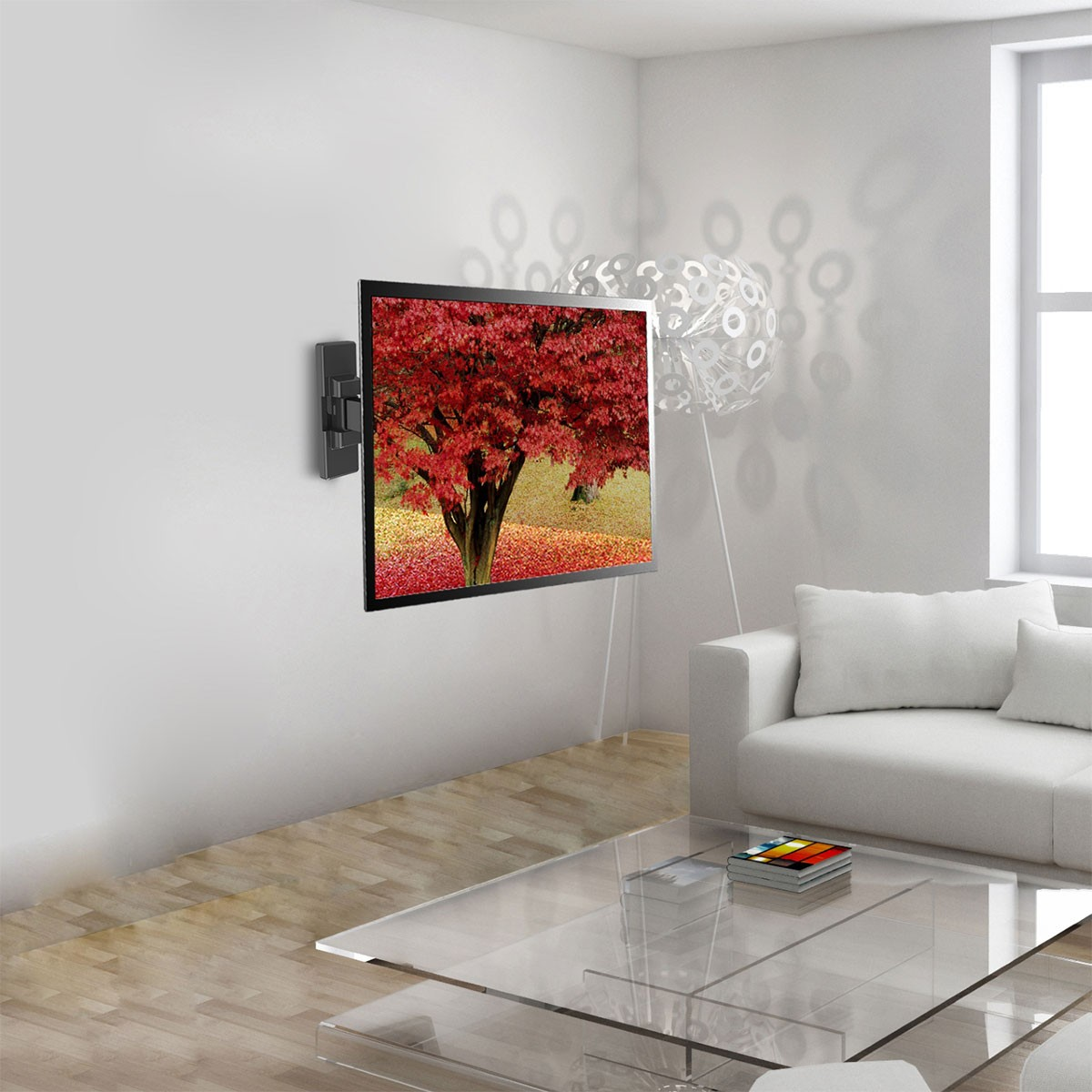Ein Fernseher zeigt eine rote Baumszene, montiert an einer weißen Wand in einem Wohnzimmer mit Sofa und Glastisch.