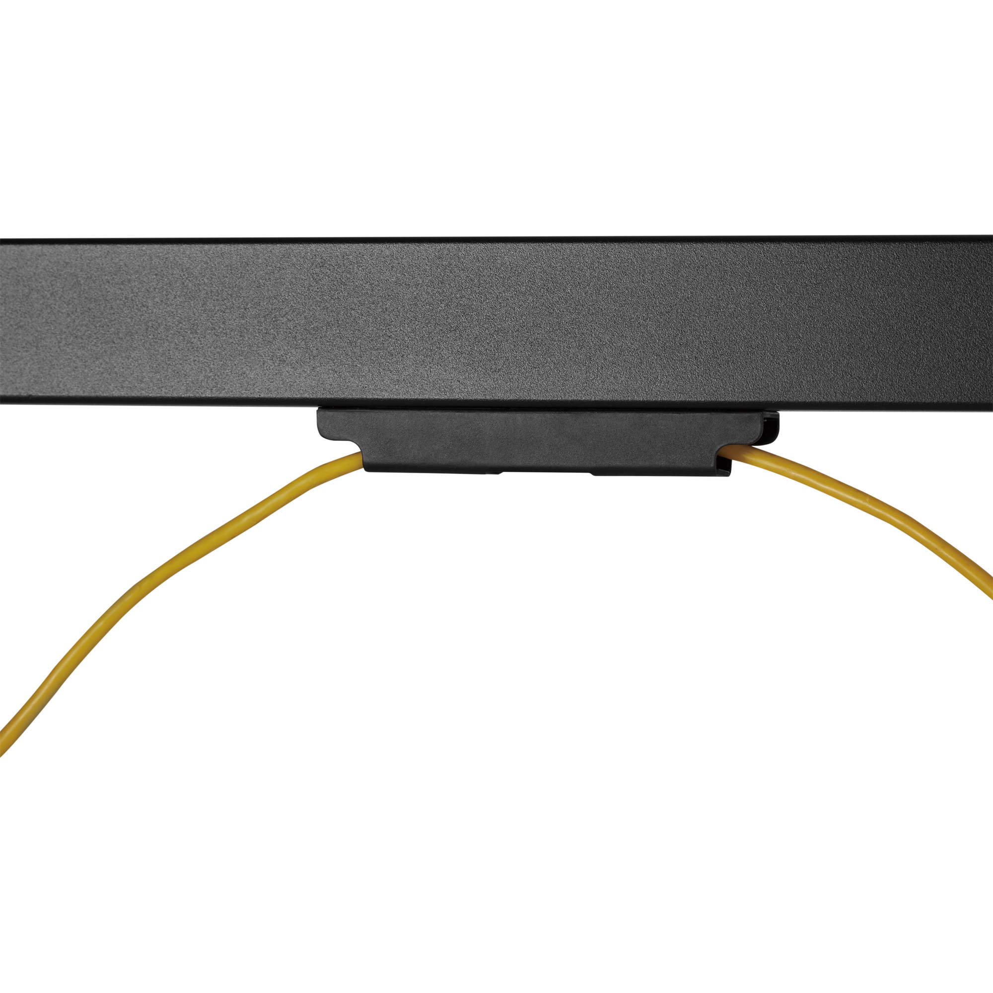Objet rectangulaire noir avec un câble jaune. Fond blanc.