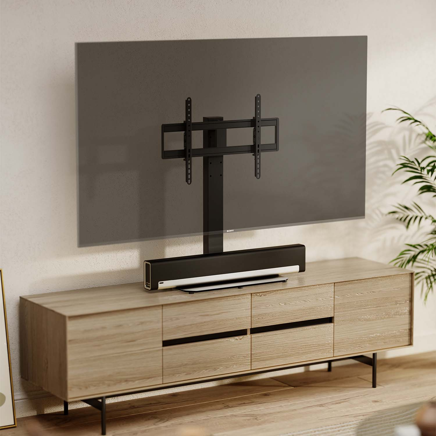 Ein Fernseher auf einem schwarzen Ständer, über einem Holzschrank, mit einer Soundbar. Rechts ist eine Pflanze.