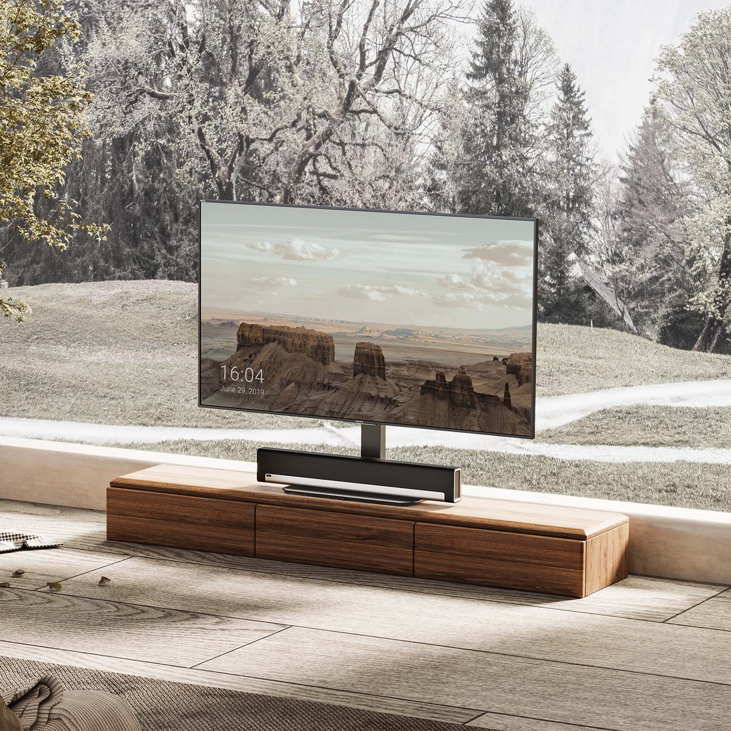 Ein moderner Fernseher zeigt eine Wüstenlandschaft und steht auf einem Holzschrank. Der Hintergrund zeigt eine verschwommene Waldszene.