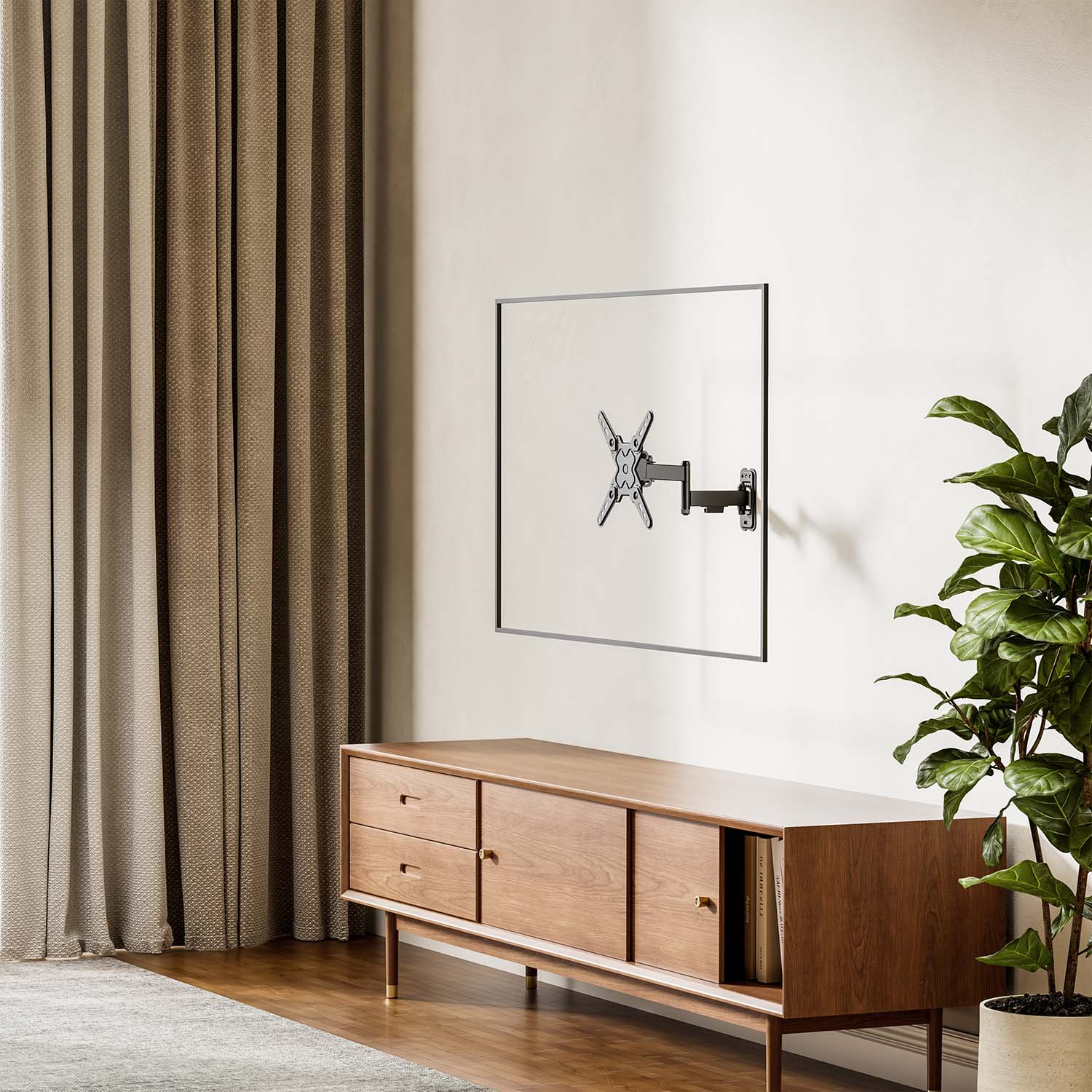 Un soporte de TV montado en la pared. Debajo, un mueble de madera. Una gran planta verde a la derecha. Cortinas a la izquierda.