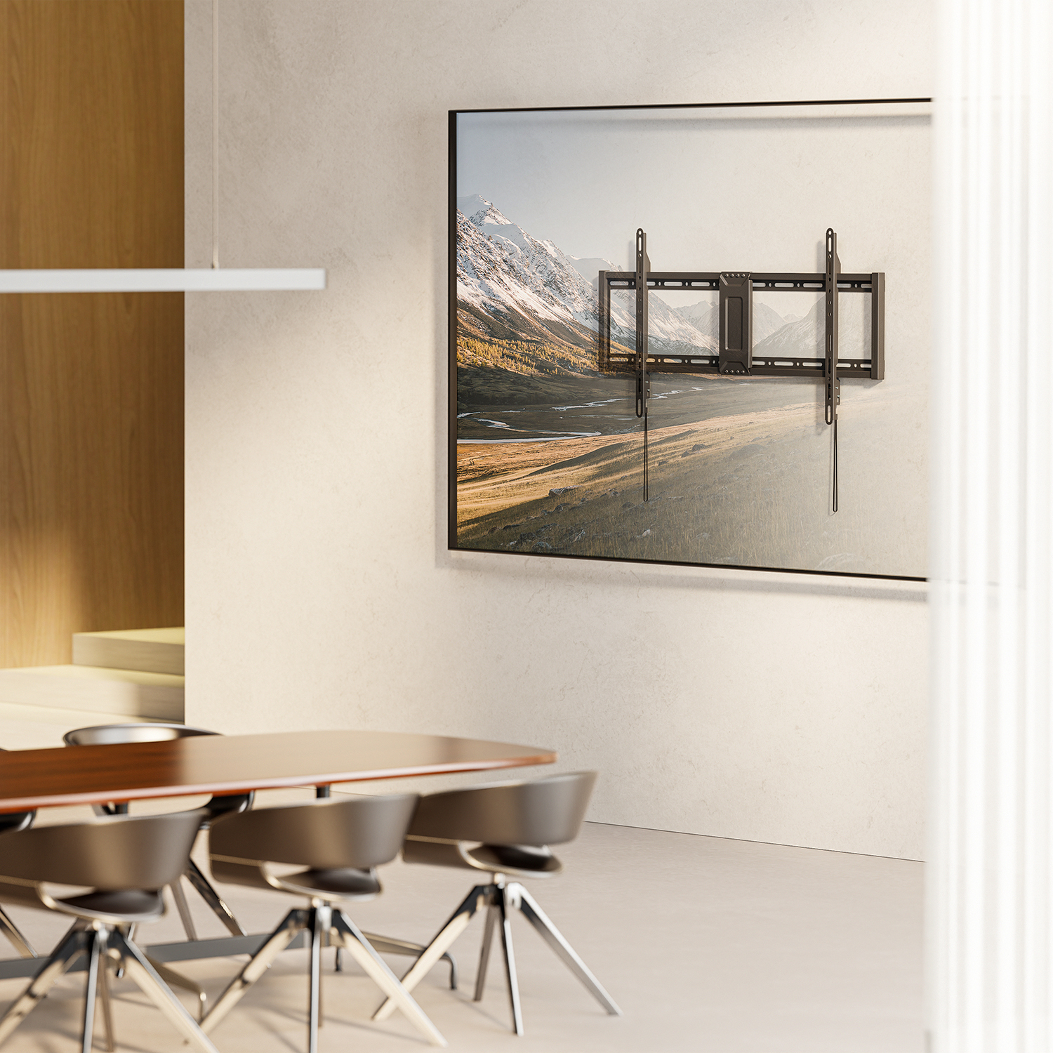 Una habitación moderna con un soporte de TV en la pared. Una mesa y sillas están en primer plano. El televisor muestra un paisaje montañoso.