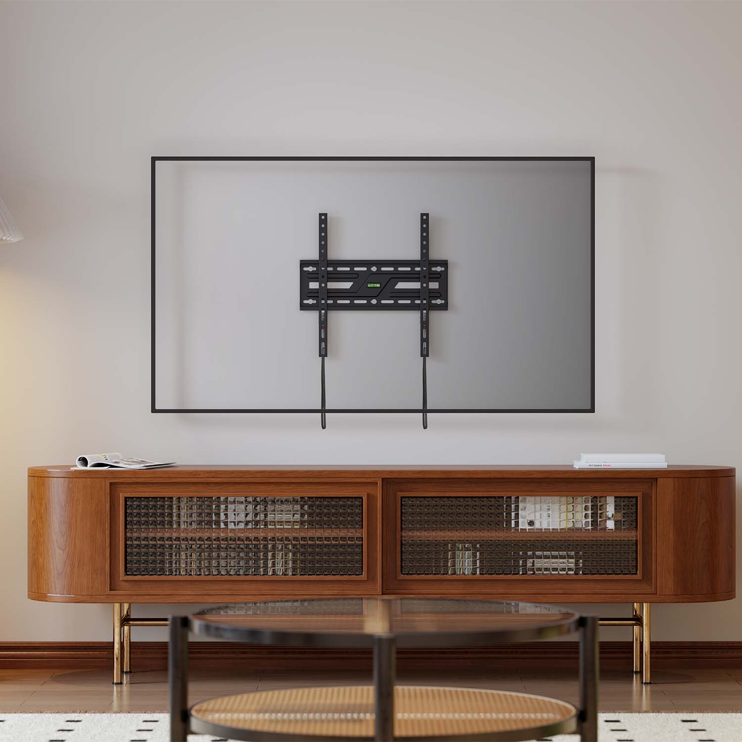 Un soporte de montaje para TV en una pared. Un mueble de madera y una mesa de centro frente a la pared. La habitación es moderna.