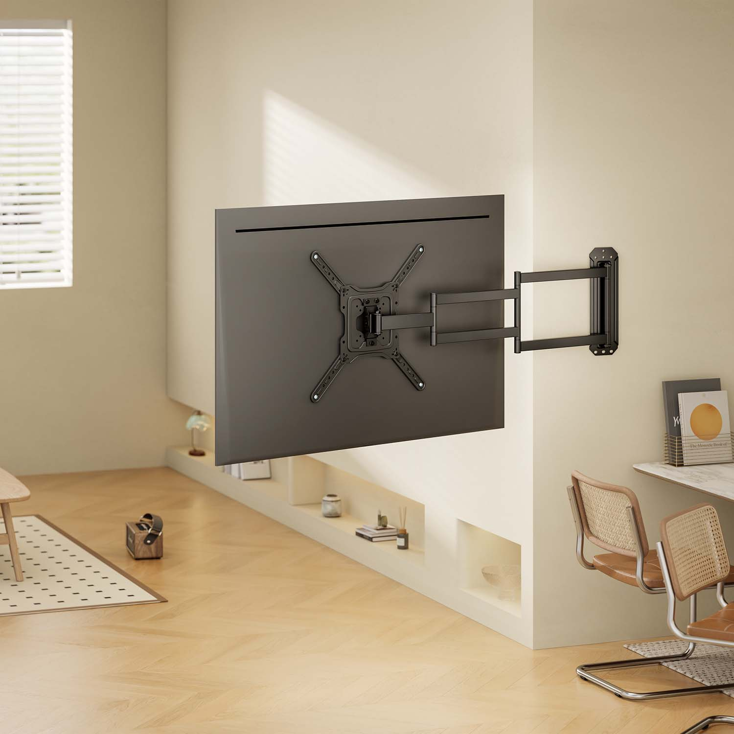 Un televisor está montado en una pared con un brazo giratorio negro. La habitación tiene piso de madera, una ventana y un escritorio pequeño con sillas.