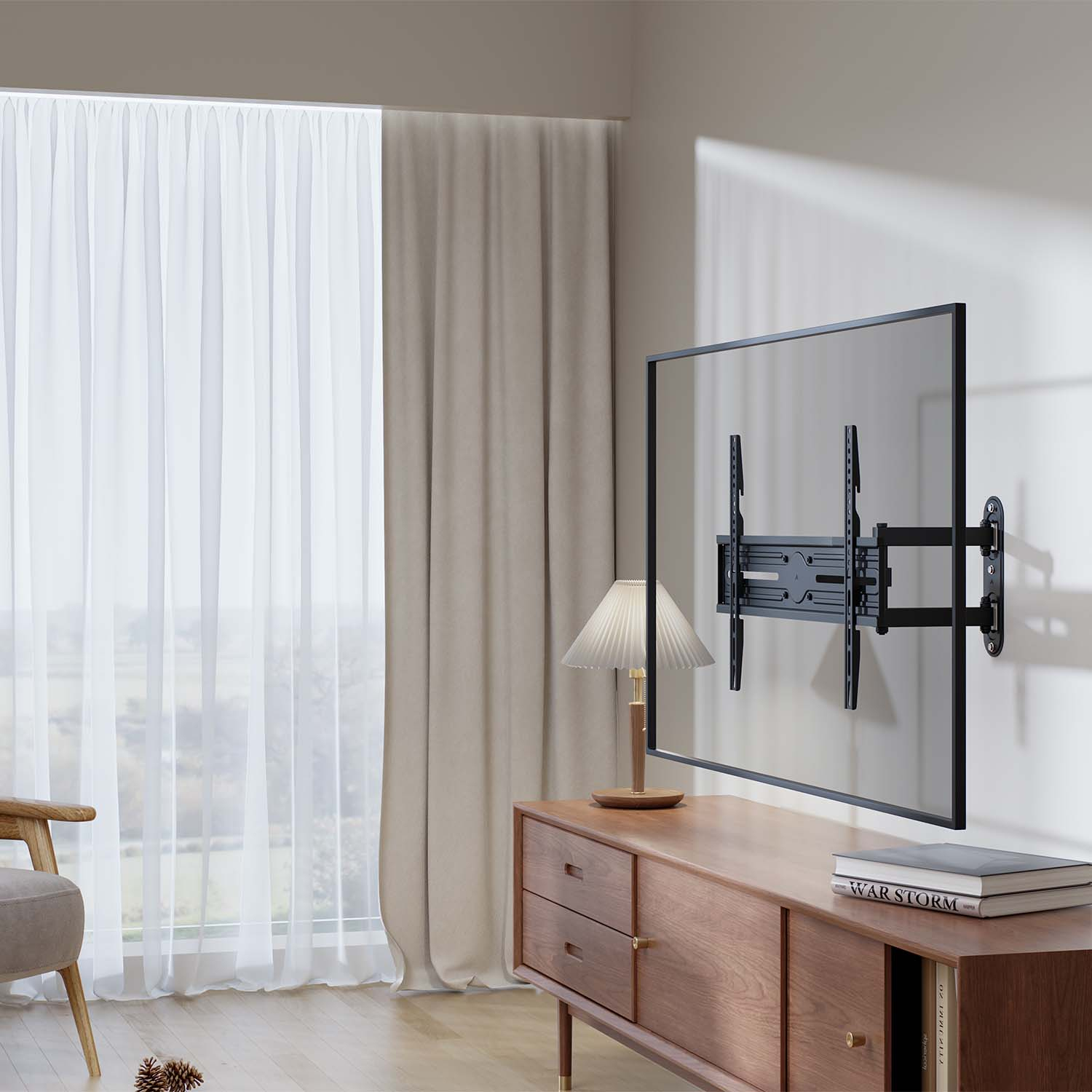 Una staffa per TV a parete con cornice nera. Un mobile in legno con lampada, libri e tende sullo sfondo.