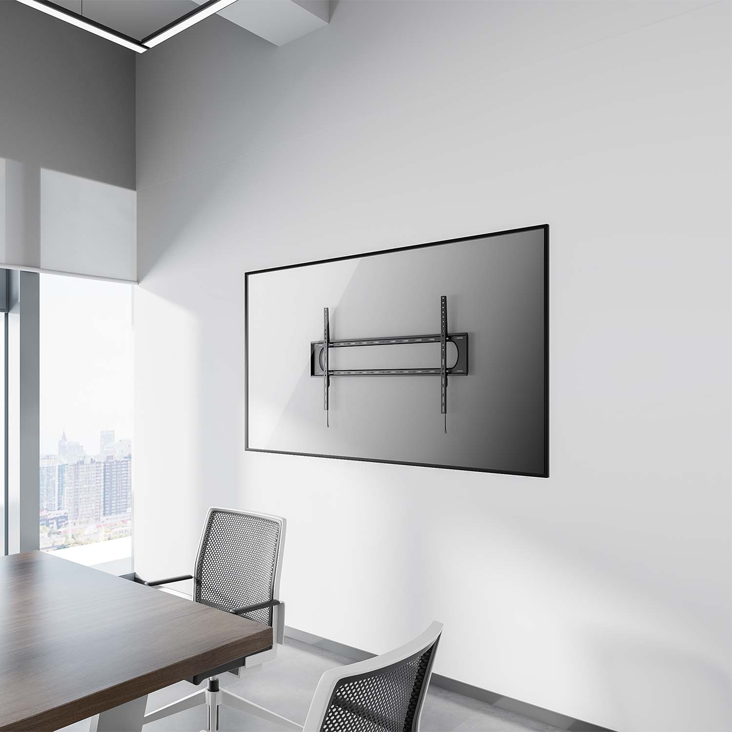 Un interno ufficio moderno con una grande TV sulla parete. Un tavolo e sedie sono in primo piano. Una città è visibile attraverso una finestra.