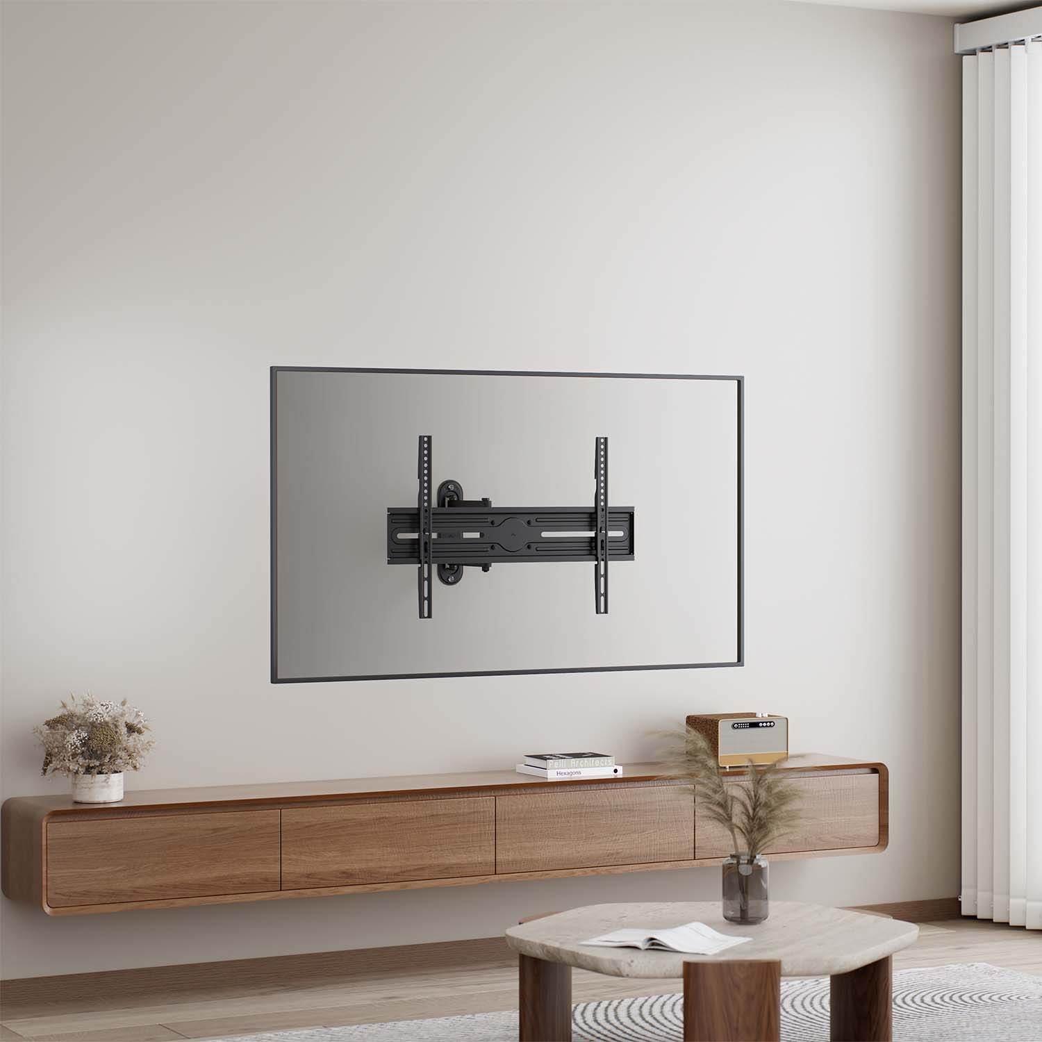 Un soggiorno con un supporto TV a parete. Un mobile in legno, decorazioni e un tavolino davanti al muro.