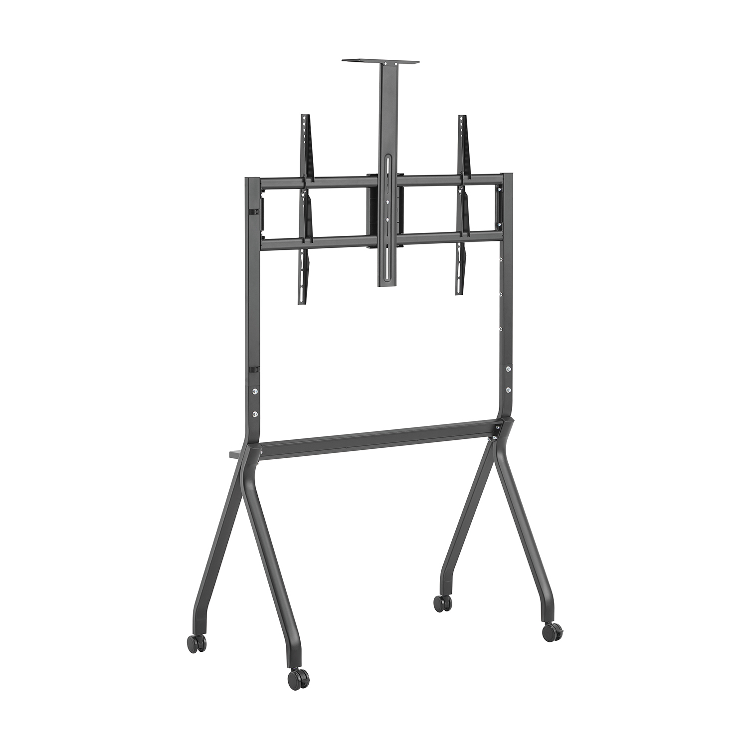 Un soporte de TV negro con ruedas. Tiene un marco con soportes para un televisor, sostenido por patas anguladas y una barra horizontal. El soporte está aislado.