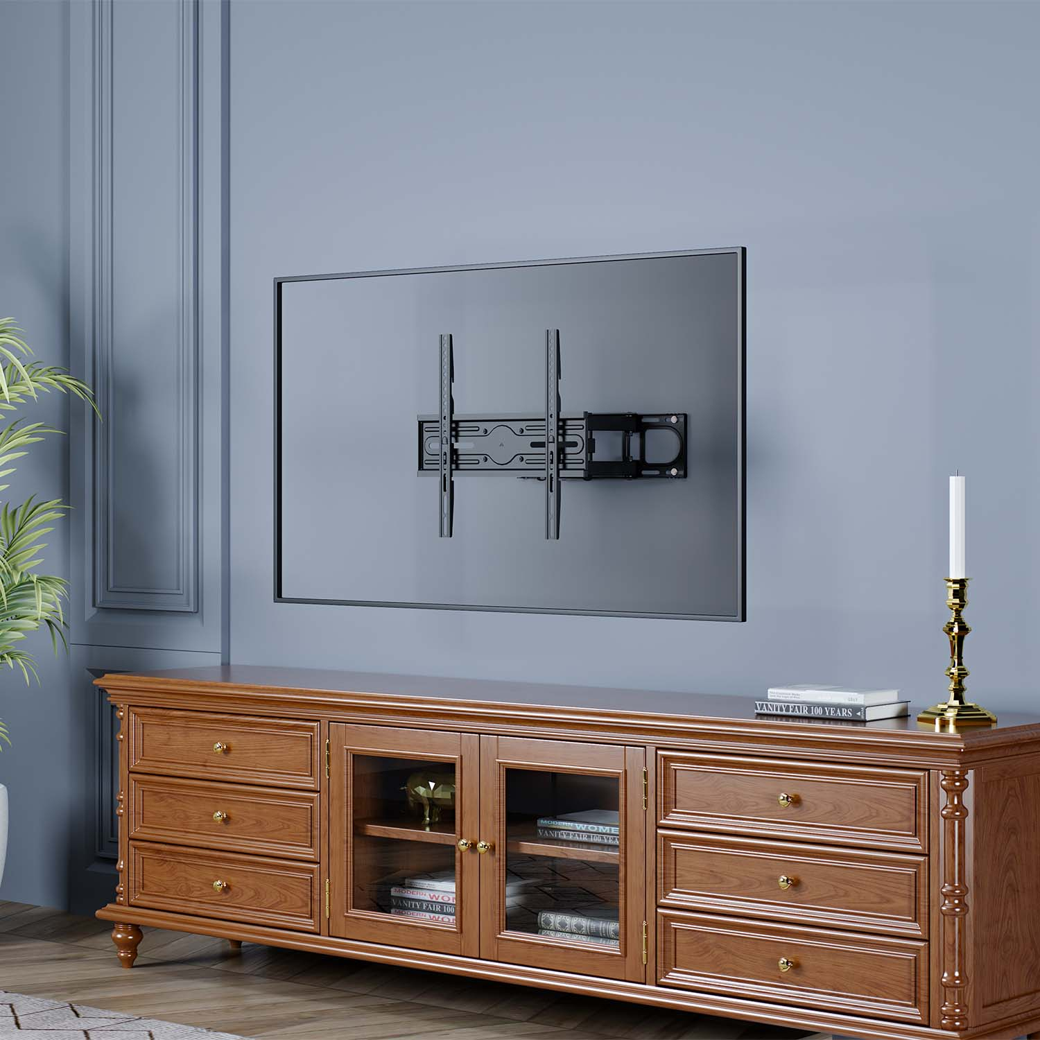 Un televisor montado en una pared azul, encima de un mueble de madera con puertas de vidrio y cajones. Una vela a la derecha.