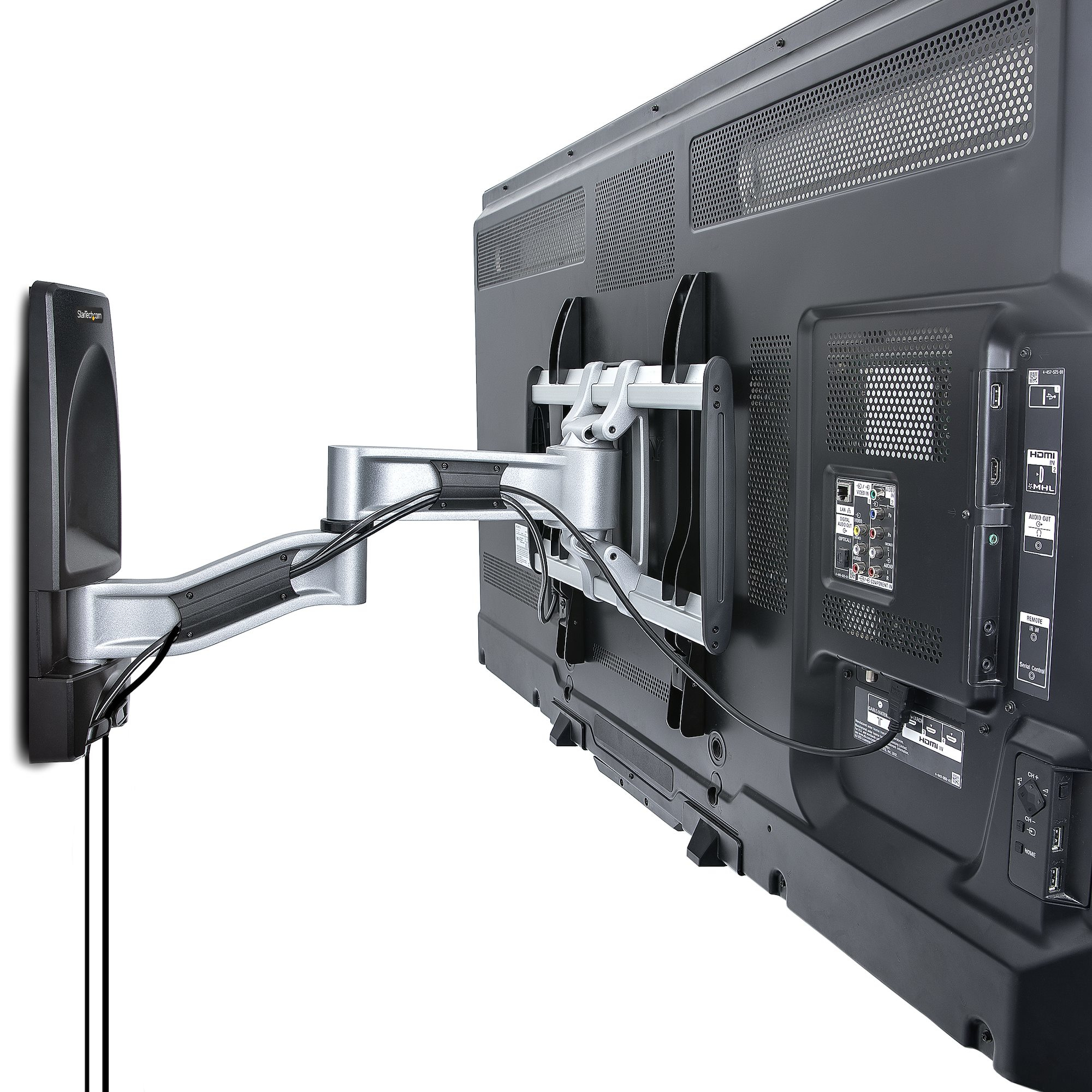 Ein Fernseher an einer Wandhalterung, der die Rückseite mit Anschlüssen und einer Wandhalterung zeigt. Silberner Arm erstreckt sich von der Wand.