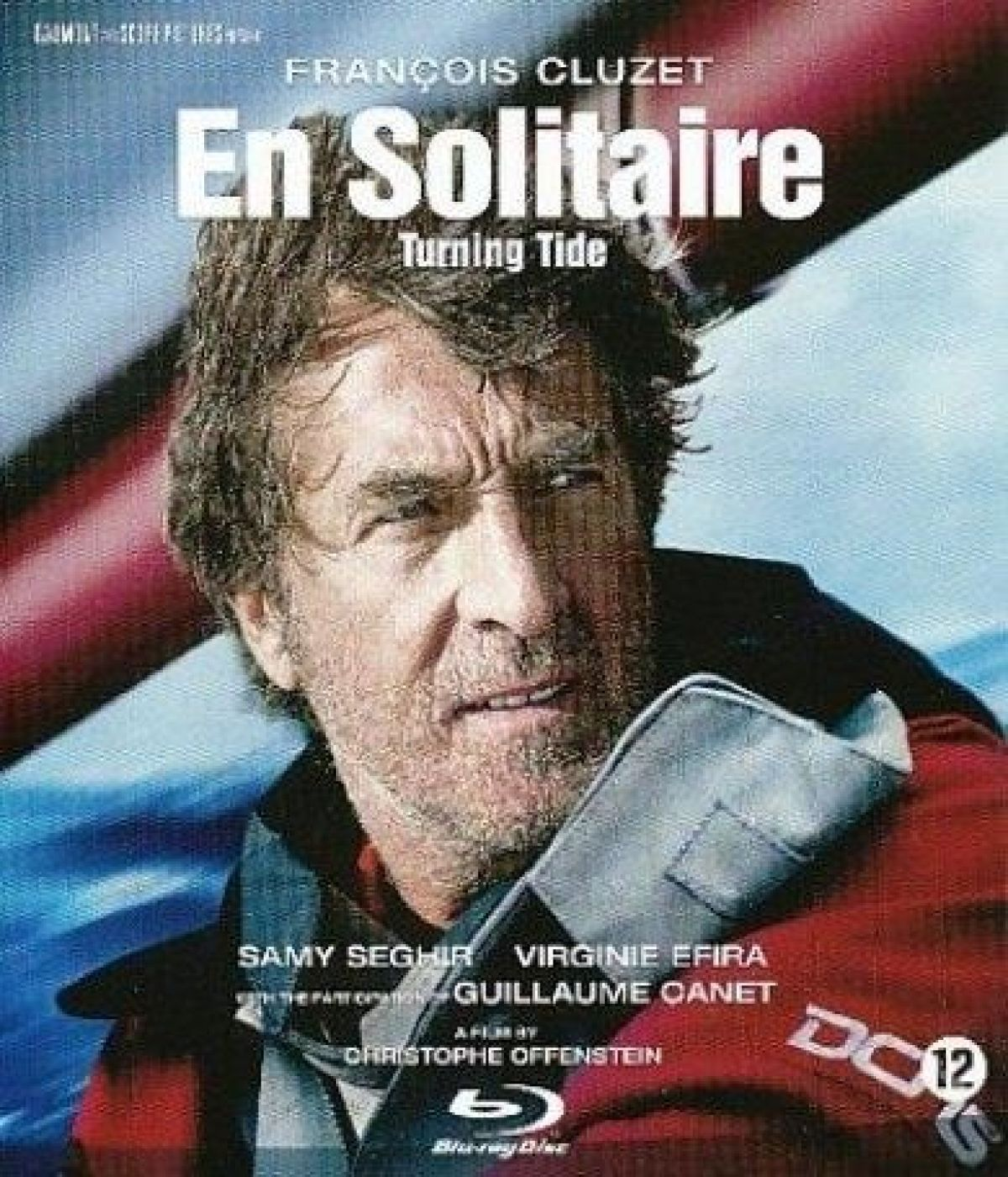 Affiche de film. François Cluzet regarde la caméra. Titre : En Solitaire. Veste rouge et bleue. Logo Blu-ray Disc.