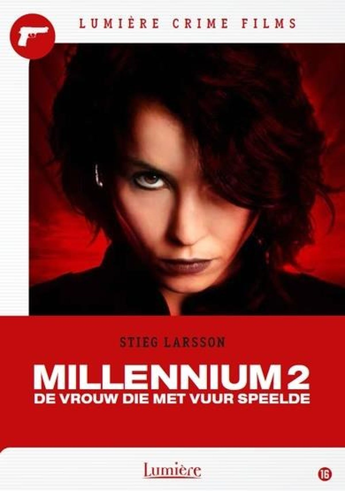 Filmposter. Een vrouw met donker haar staart intens. Titel luidt: Millennium 2. Rode achtergrond met witte tekst.