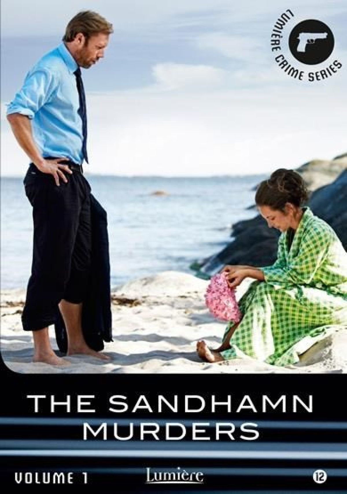 Homme en chemise bleue et femme en robe verte sur la plage. Titre : The Sandhamn Murders.