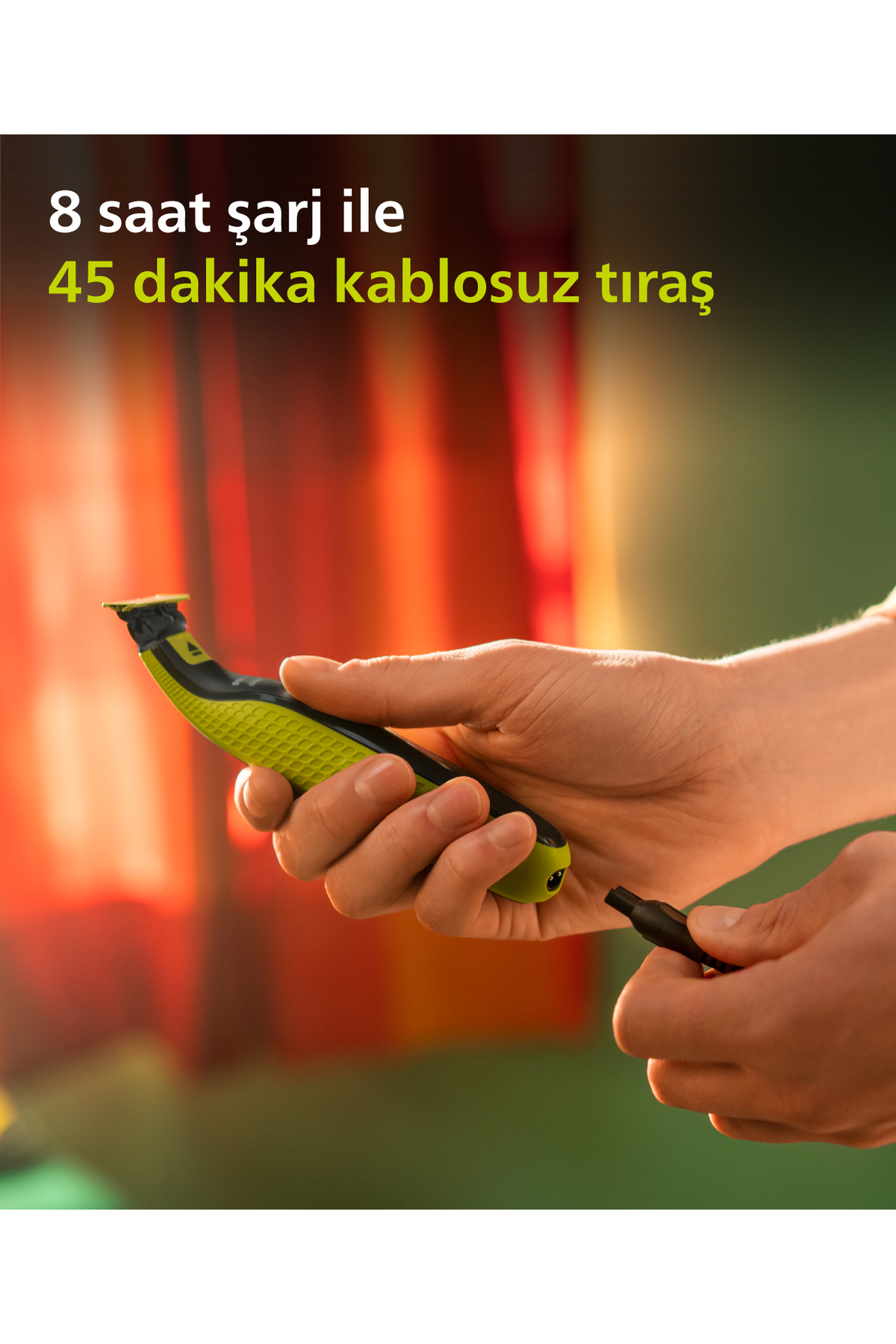 Osoba trzyma zielono-czarną golarkę elektryczną. U góry tekst: 8 godzin ładowania na 45 minut golenia bezprzewodowego.