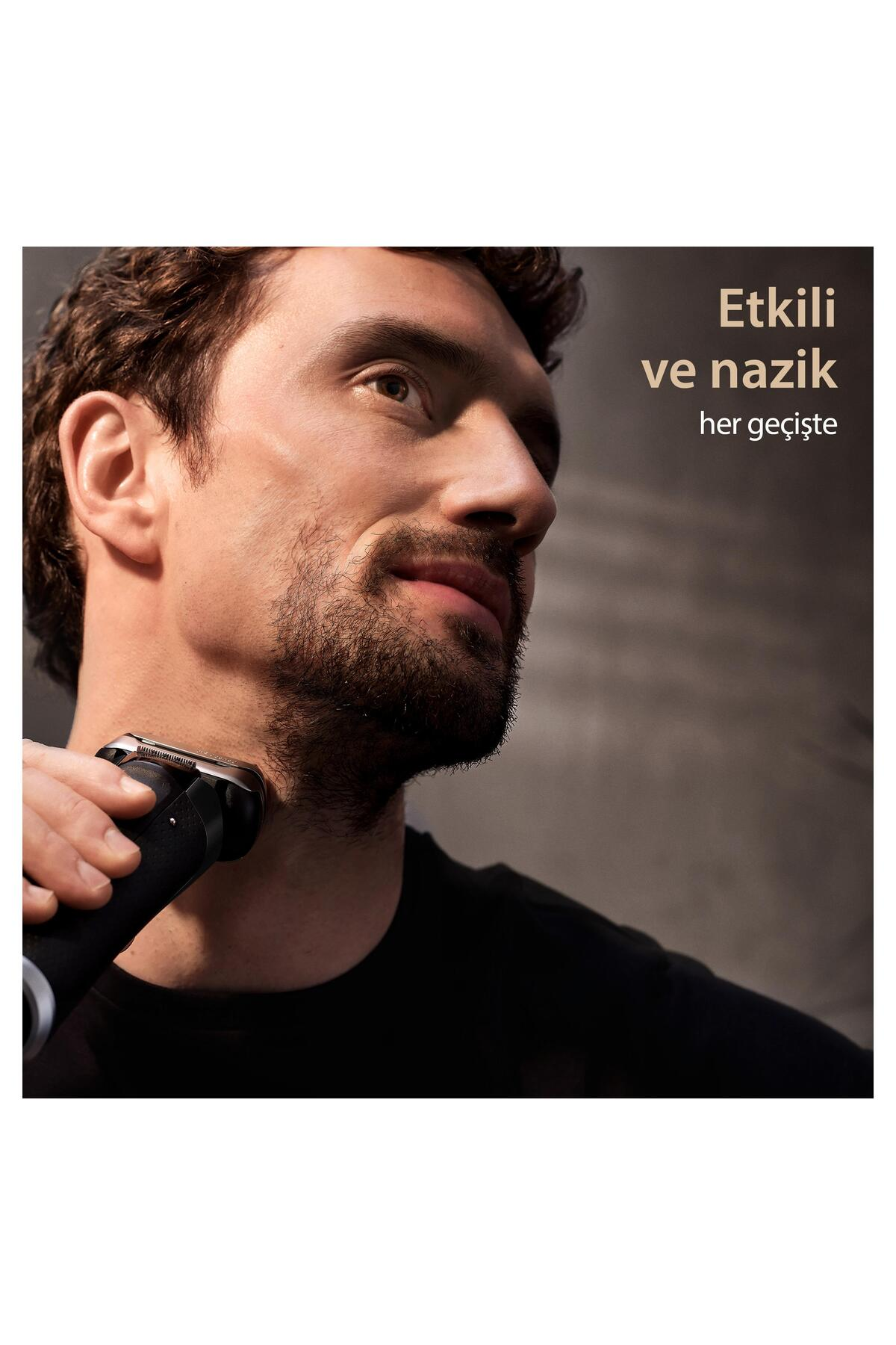 Bir adam boynunu elektrikli tıraş makinesiyle tıraş ediyor. Arka plan gri ve metin 'Her geçişte etkili ve nazik' diyor.