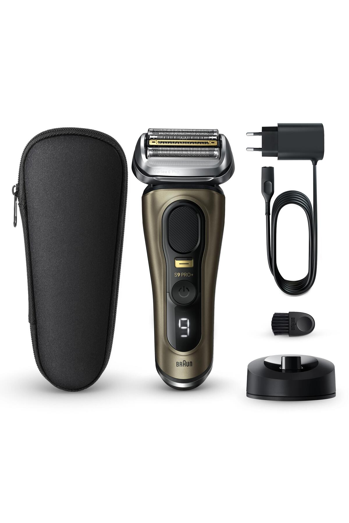 Braun Series 9 Pro elektrikli tıraş makinesi ve aksesuarları: çanta, şarj cihazı, temizleme fırçası ve şarj standı. Beyaz zemin üzerinde.