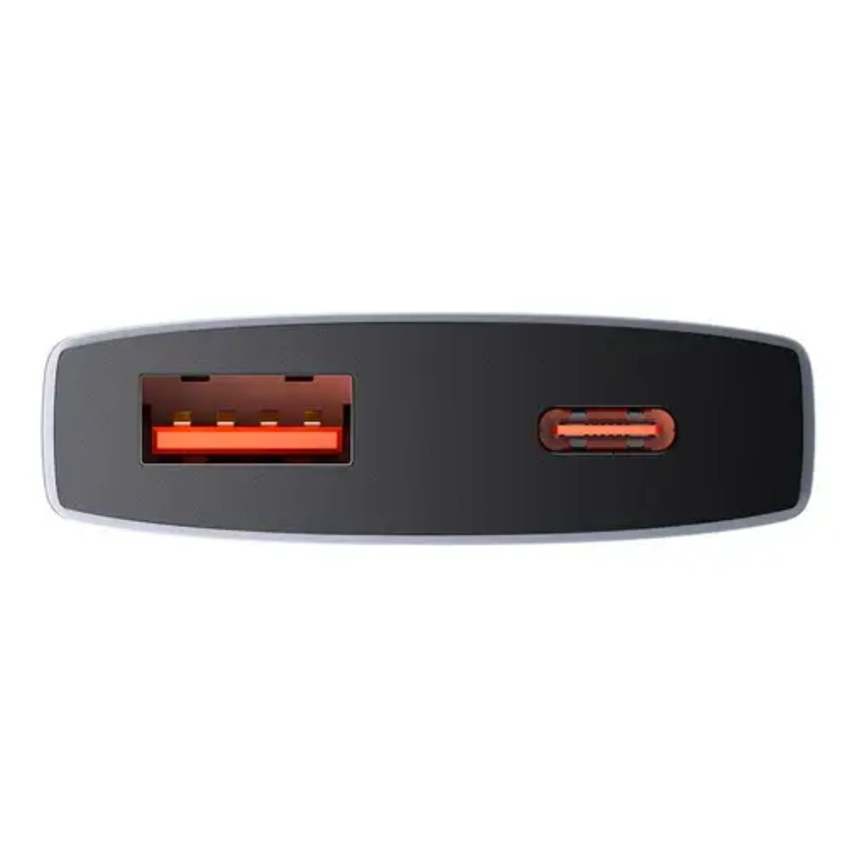 Power bank nero con porte USB e USB-C. La porta USB è arancione all'interno, anche la porta USB-C.