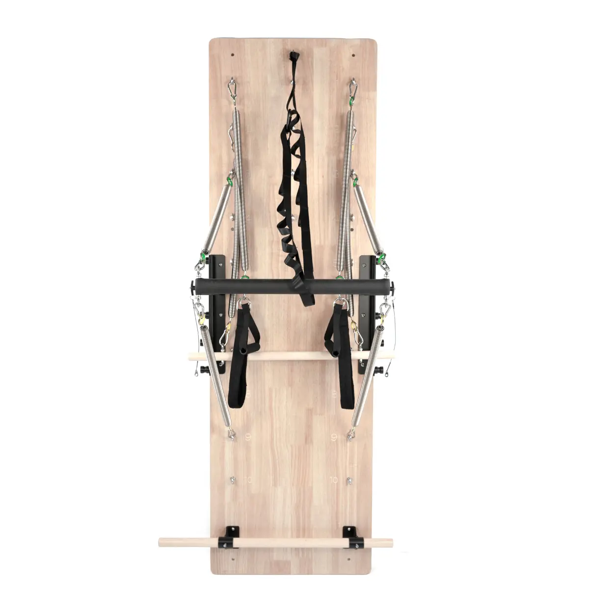Pilates reformer machine. Houten frame met veren, riemen en een voetbalk. Zwarte en zilveren hardware. Licht hout.