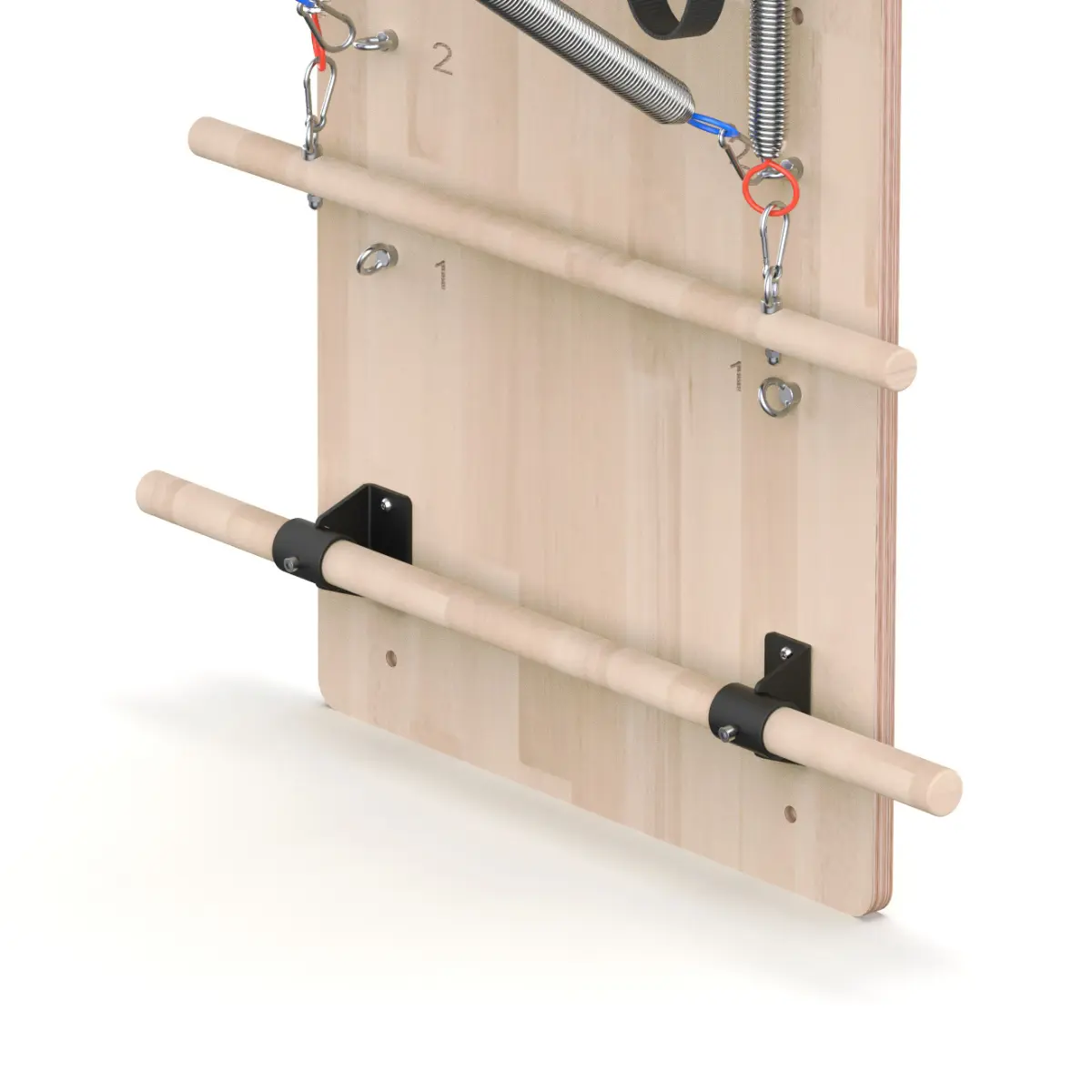 Detail van een houten Pilates reformer. Het heeft een houten bord met metalen ringen, veren en houten staven. De nummers 1 en 2 zijn zichtbaar.
