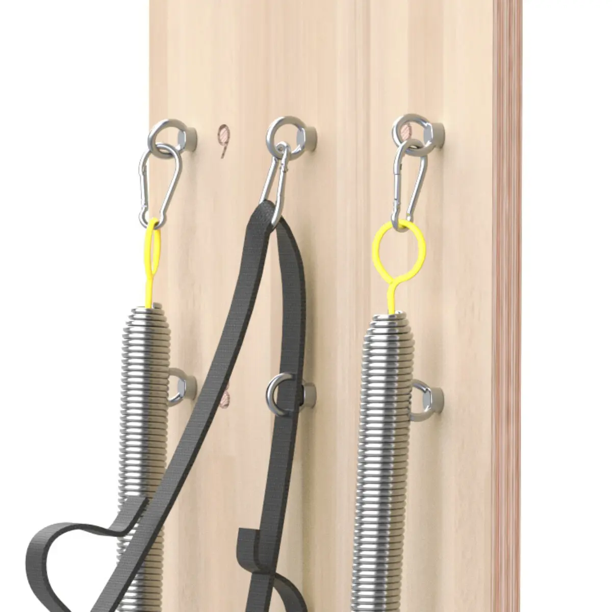 Detail van de Pilates reformer. Veren met gele lussen, karabijnhaken en zwarte riemen bevestigd aan een houten bord.