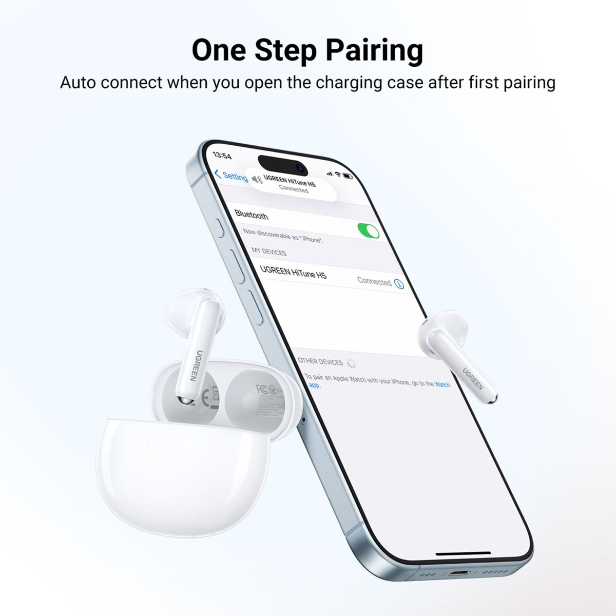 Weiße UGREEN-Ohrhörer und Ladeetui, gekoppelt mit einem iPhone, das Bluetooth-Einstellungen anzeigt. Text: One Step Pairing.