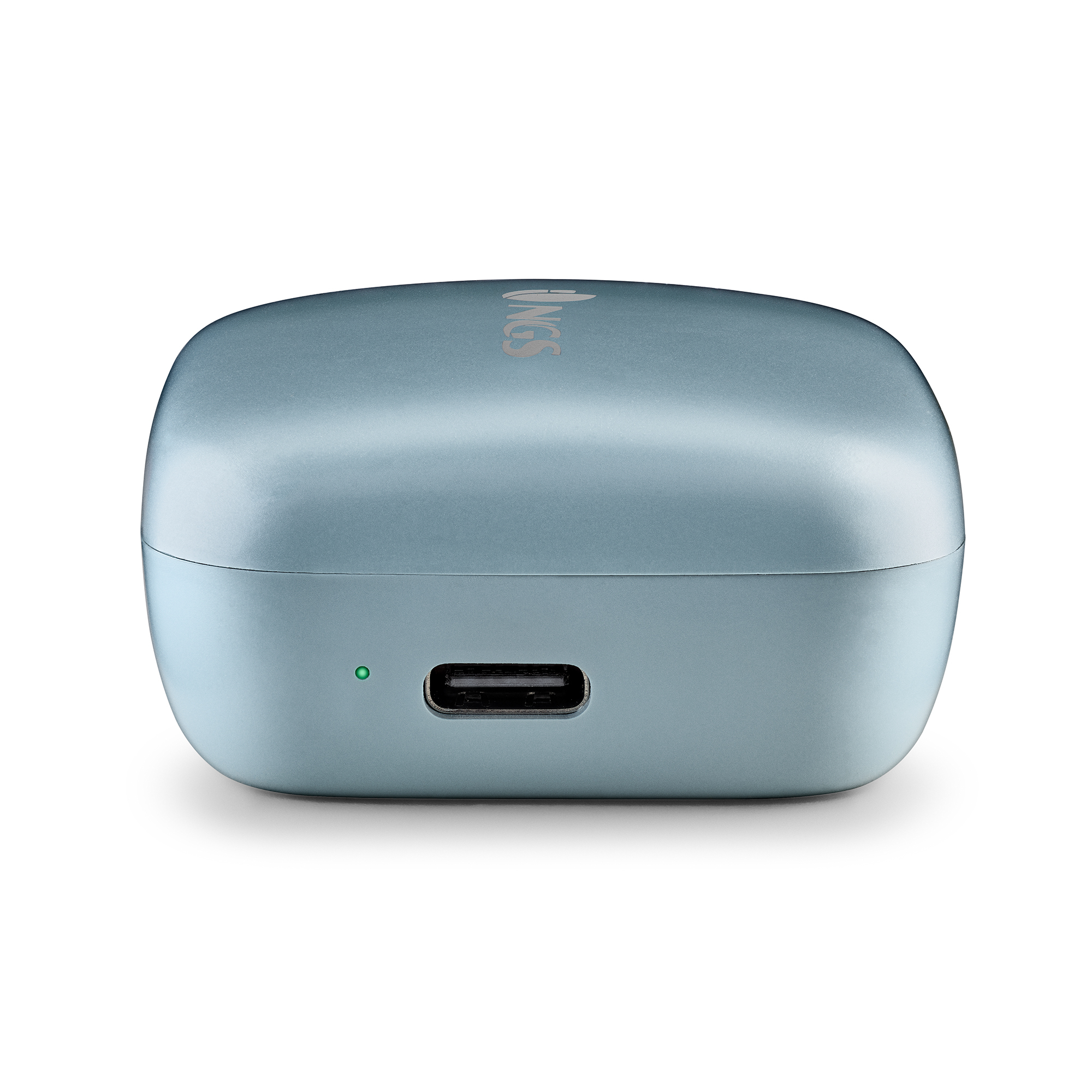 Un estuche de carga de auriculares NGS azul claro. Tiene un puerto USB-C y una luz verde. La marca es visible.