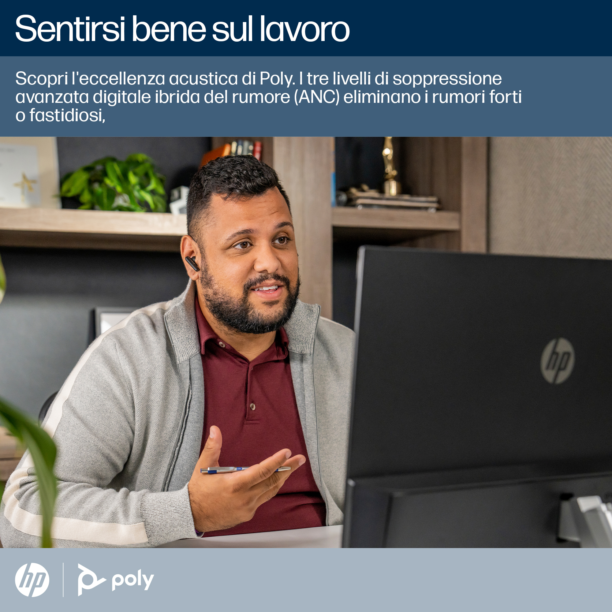 Un uomo con auricolari gesticola mentre guarda lo schermo di un computer. È in un ufficio a casa con una libreria.