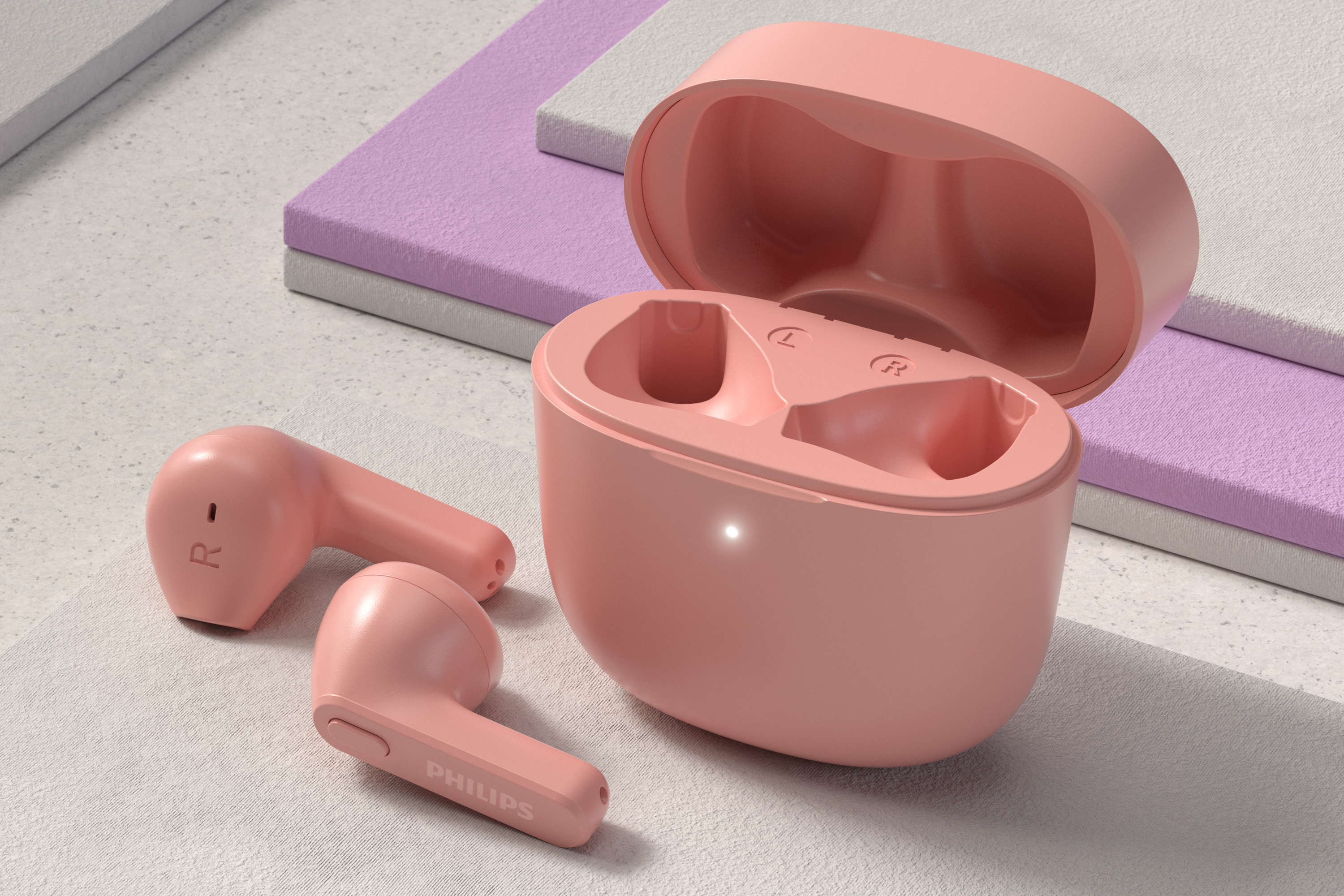 Auriculares inalámbricos y estuche de carga rosas. Estuche abierto, auriculares fuera. Fondo con bloques grises, morados y blancos.