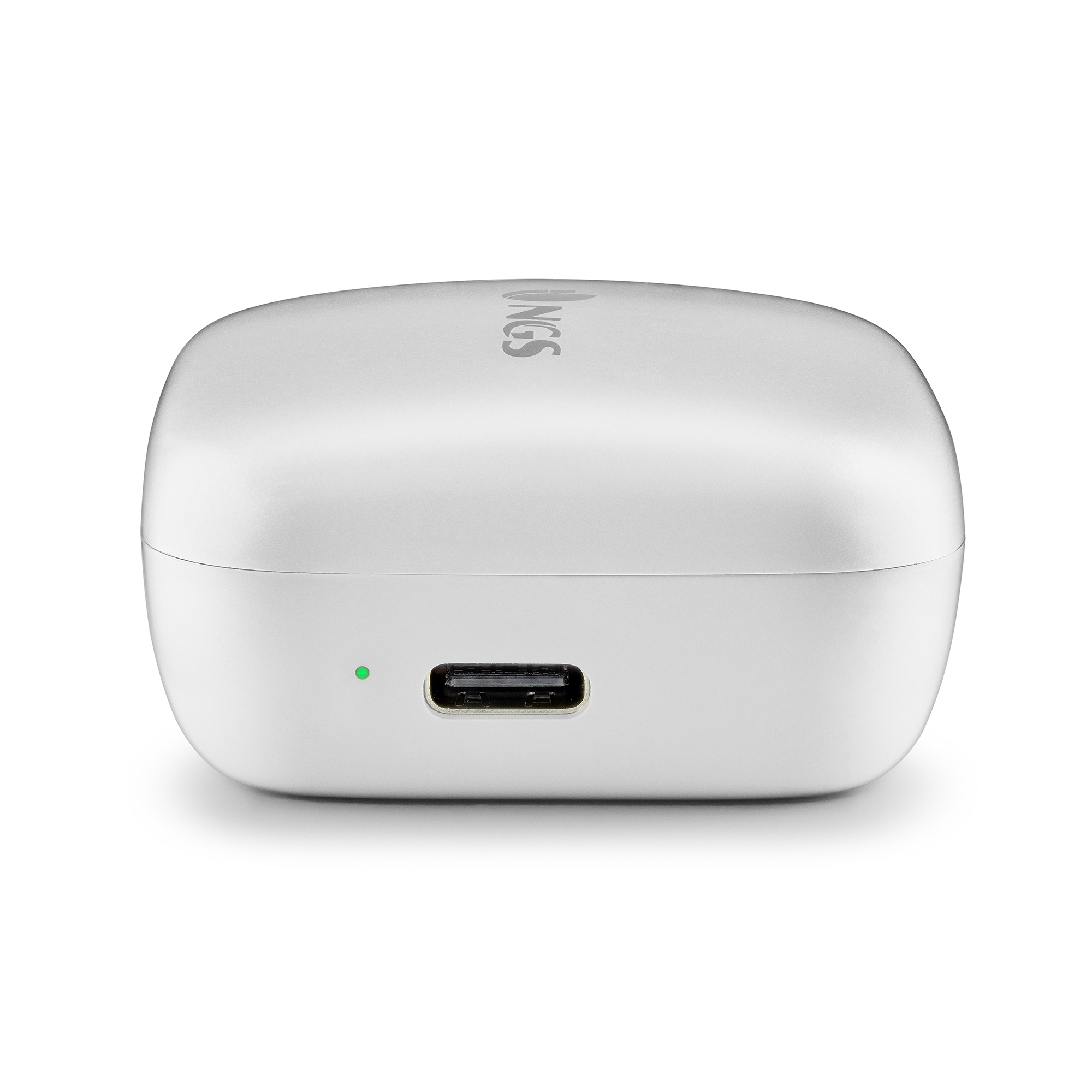 Estuche de carga de auriculares blanco con el logotipo 'NGS'. Tiene un puerto USB-C y un indicador LED verde.