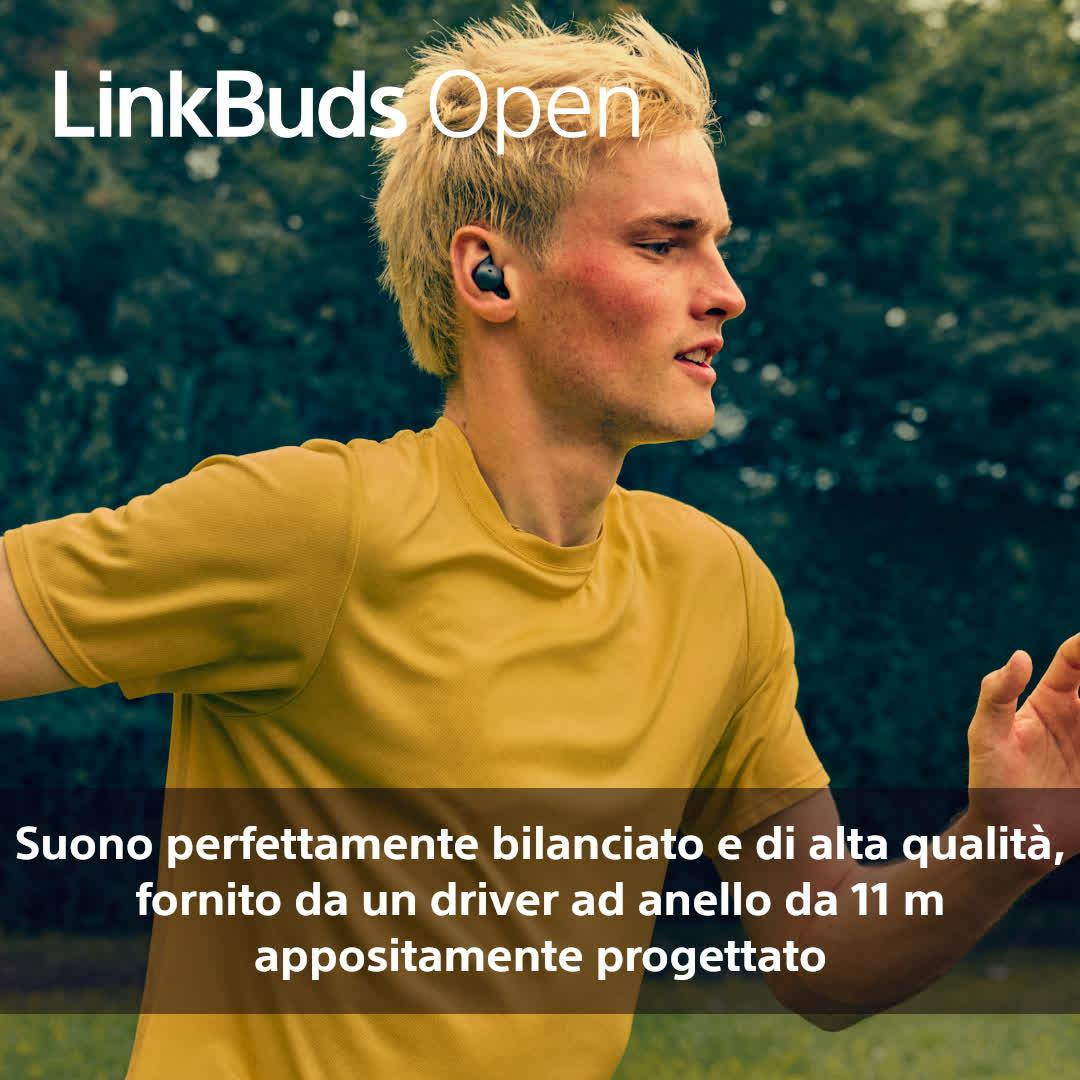 Un hombre con camiseta amarilla corre, usando un auricular. Texto: 'LinkBuds Open'. Fondo: follaje verde borroso.
