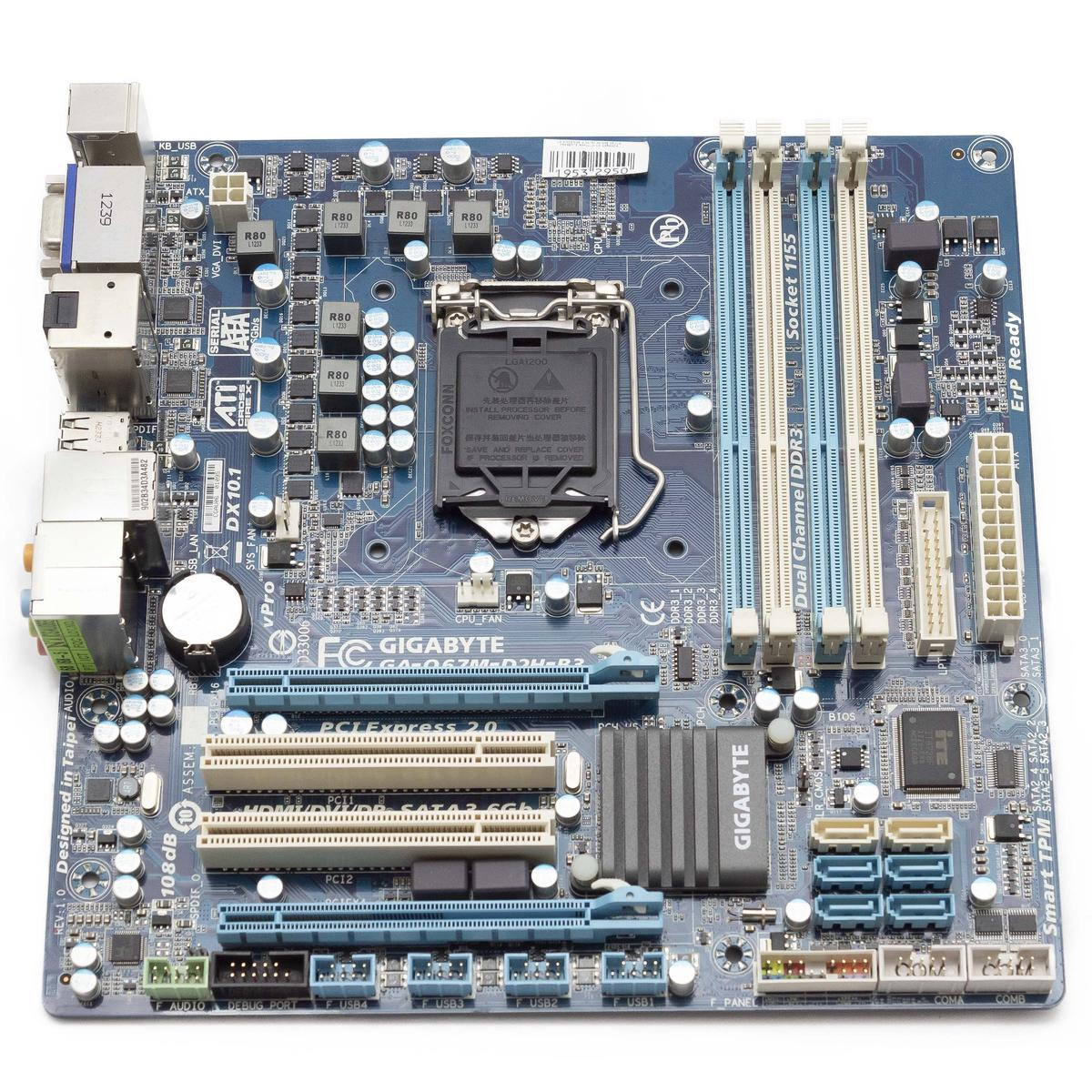 Una scheda madre Gigabyte blu con vari componenti, tra cui slot, porte e un socket CPU.