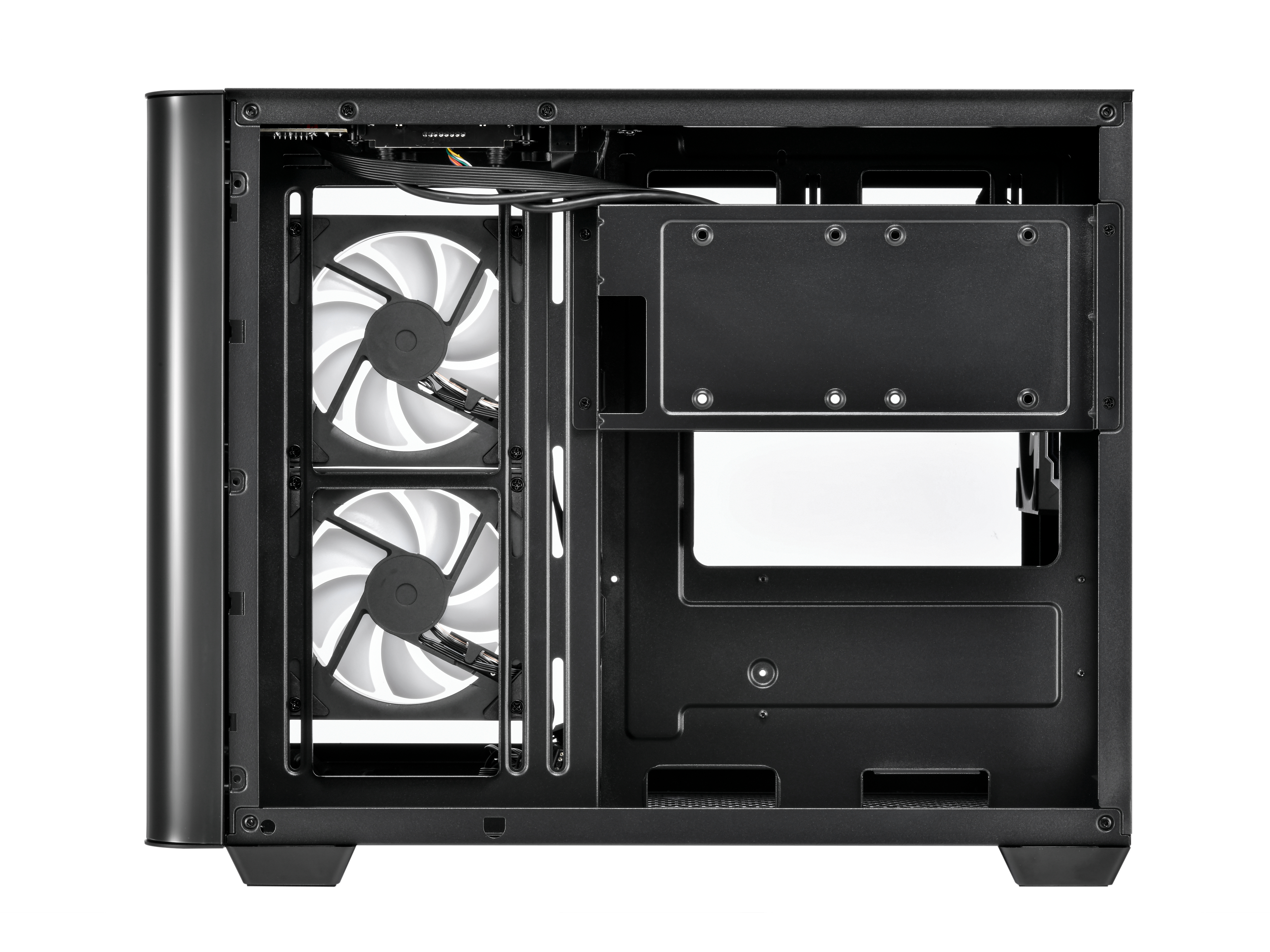 Interno del case nero del computer con ventole e aree di montaggio. Sfondo bianco.