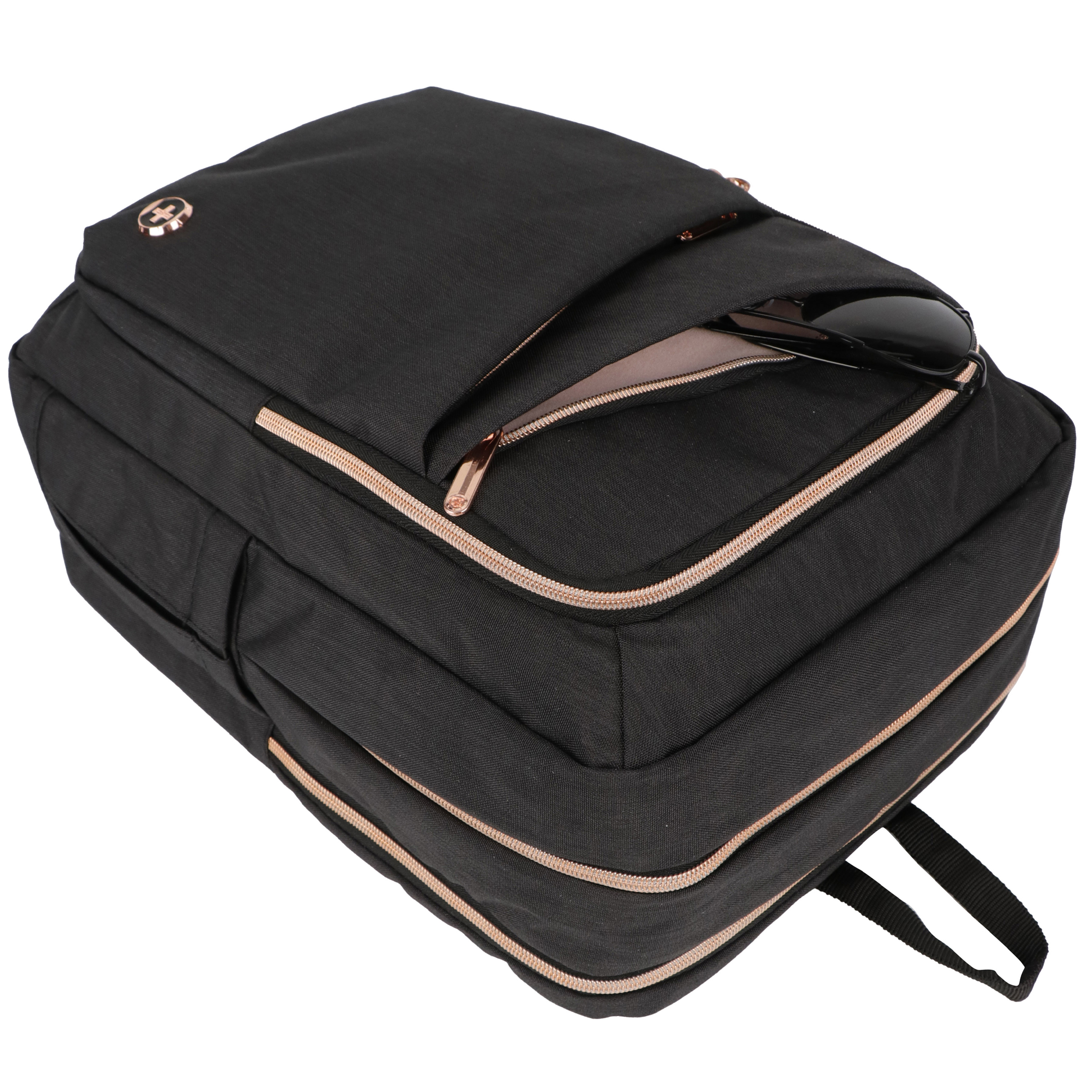 Zaino nero con cerniere color oro rosa e occhiali da sole nella tasca frontale.