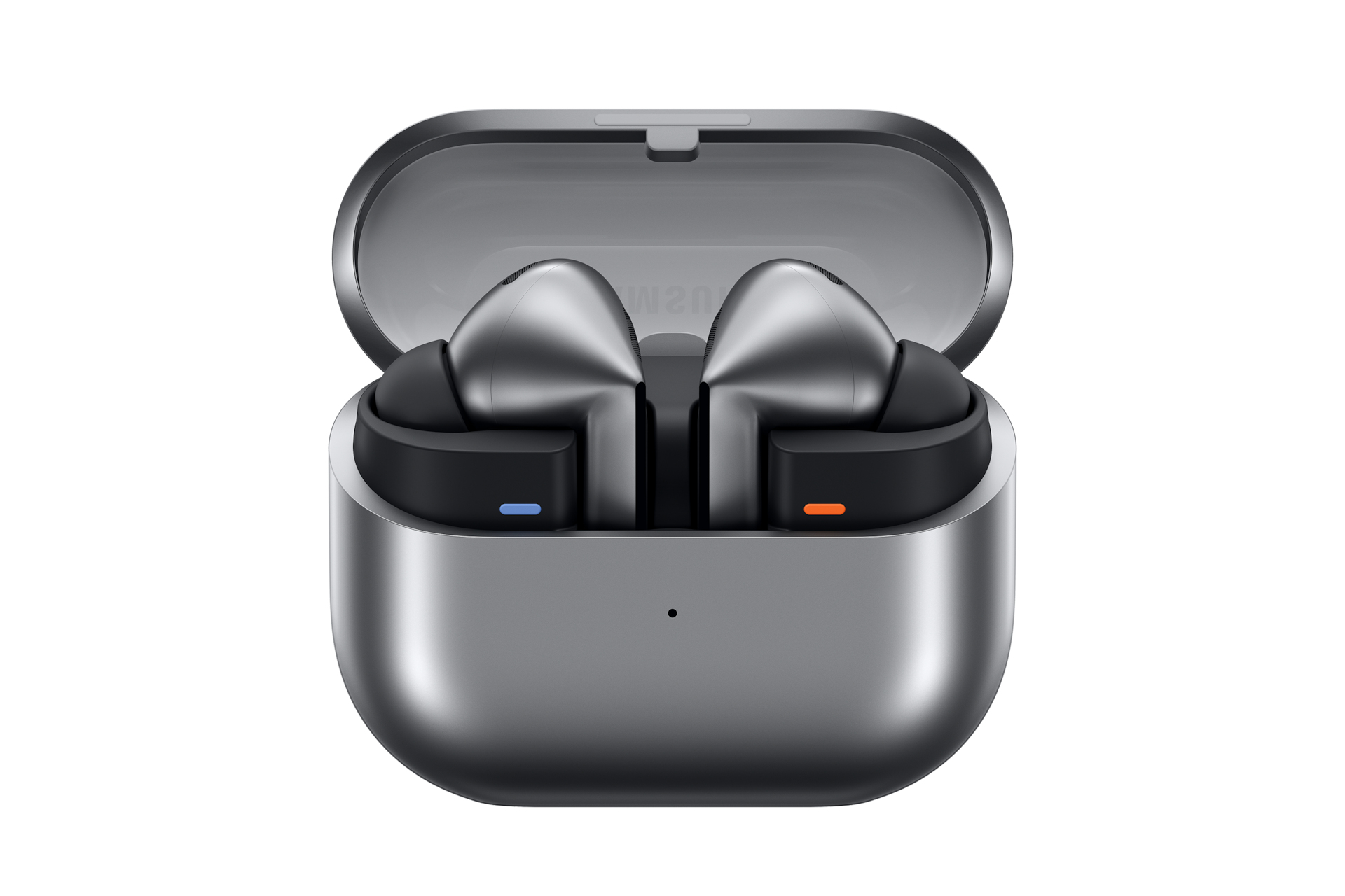 Otwarty srebrny futerał ładujący słuchawki, z dwoma srebrnymi słuchawkami. Futerał ma małe niebieskie i pomarańczowe światło.
