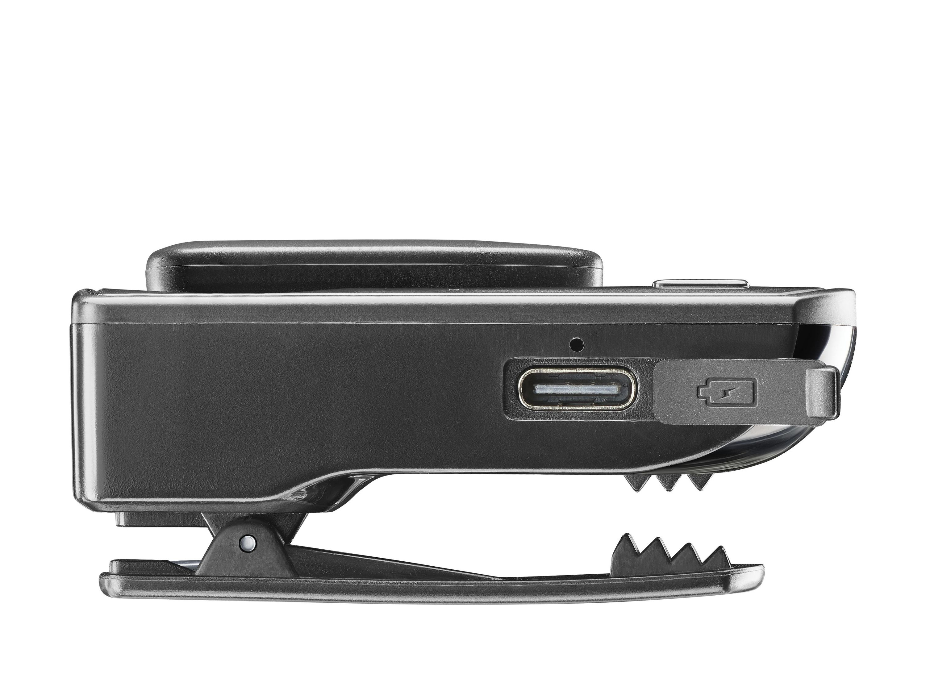Un dispositivo audio nero con clip, porta USB e indicatore batteria. Il dispositivo è su sfondo bianco.