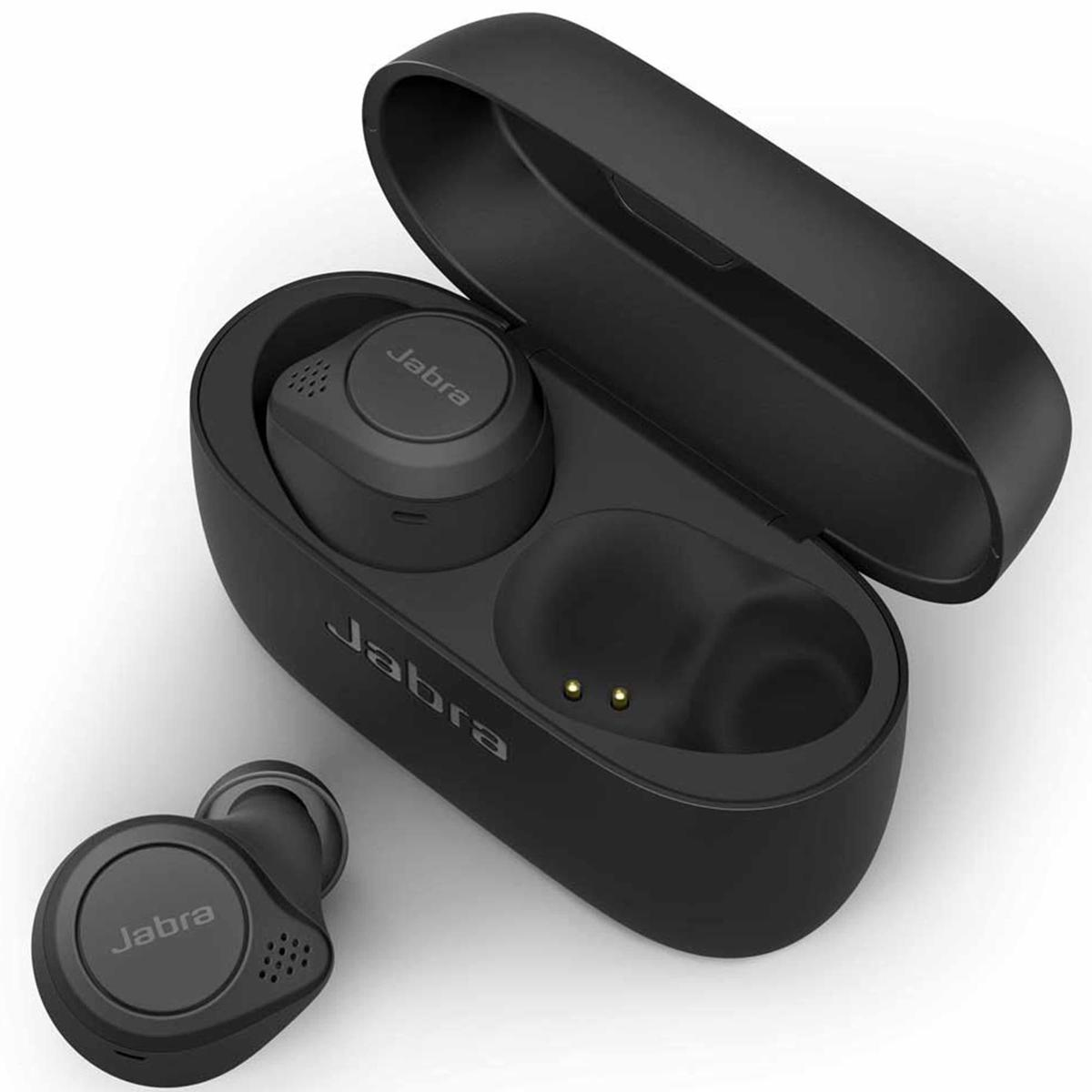 Auricolari e custodia di ricarica Jabra neri. Un auricolare fuori dalla custodia. La custodia è aperta, mostra le fessure di ricarica e il logo Jabra.