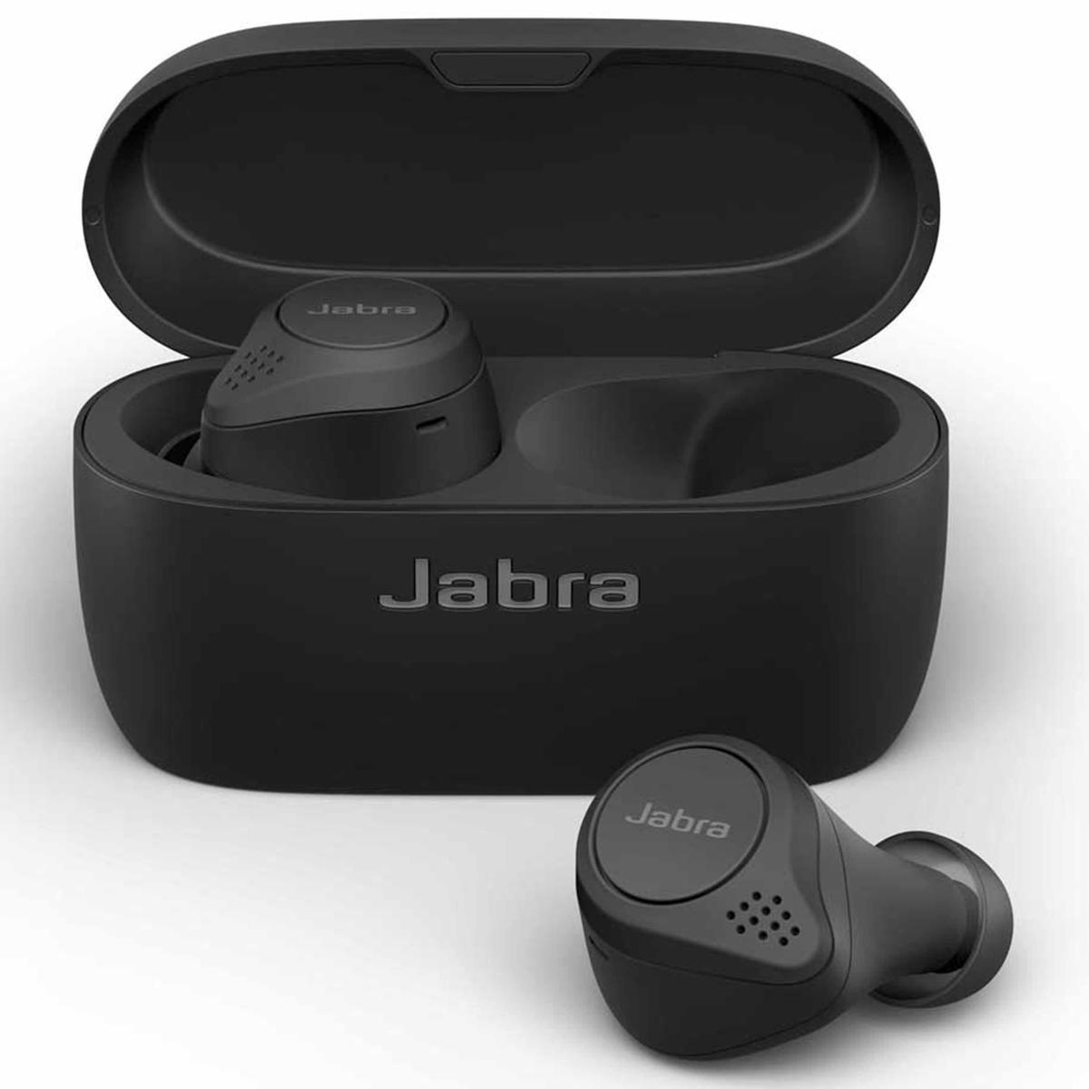 Auricolari Jabra neri con custodia di ricarica. Un auricolare è separato. La custodia è aperta, mostrando gli auricolari. Il marchio è visibile.