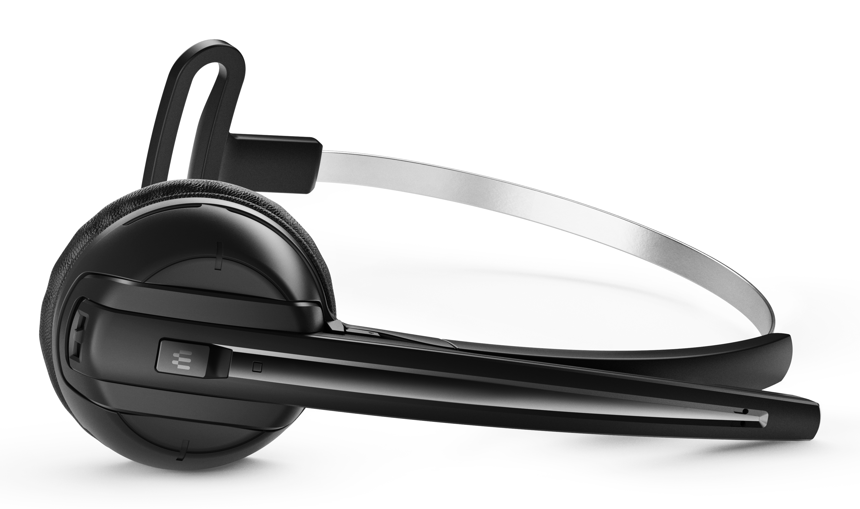 Ein schwarzes Headset mit silbernem Bügel. Das Headset hat ein Mikrofon und eine Ohrmuschel. Es befindet sich auf weißem Hintergrund.