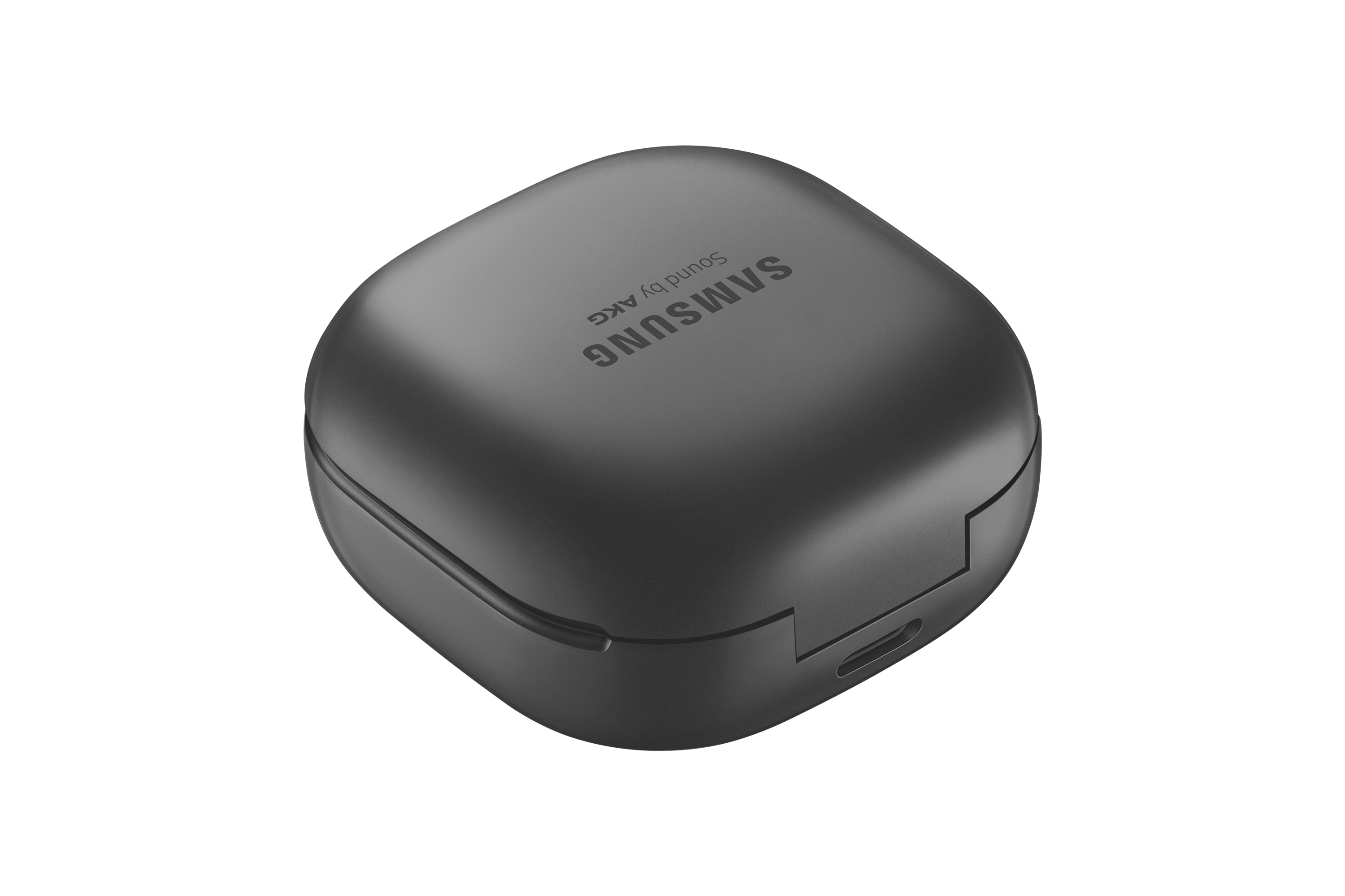 Schwarzes Samsung Galaxy Buds-Etui. Das Etui ist geschlossen, das Samsung-Logo ist sichtbar. Es ist auf weißem Hintergrund.