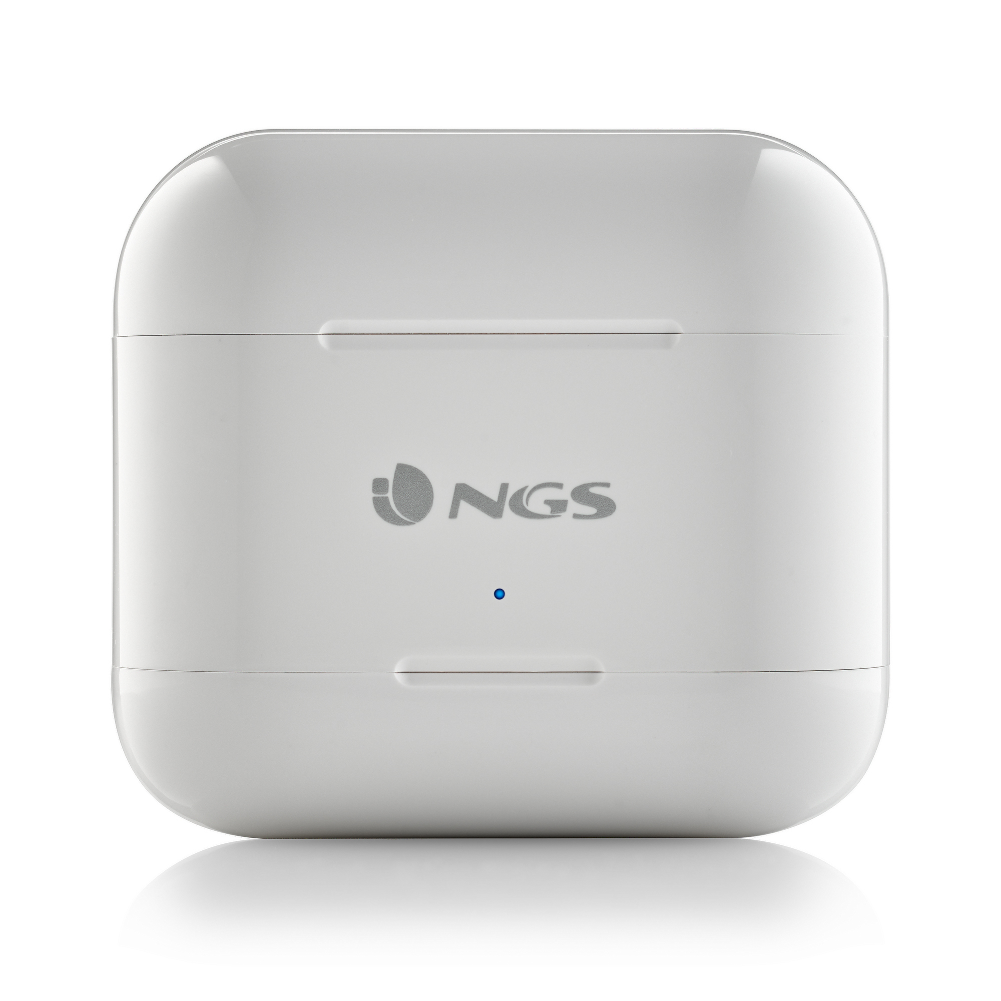 Ein weißes NGS-Kopfhörer-Ladecase mit Markenlogo. Eine blaue LED ist sichtbar. Das Gehäuse befindet sich auf weißem Hintergrund.