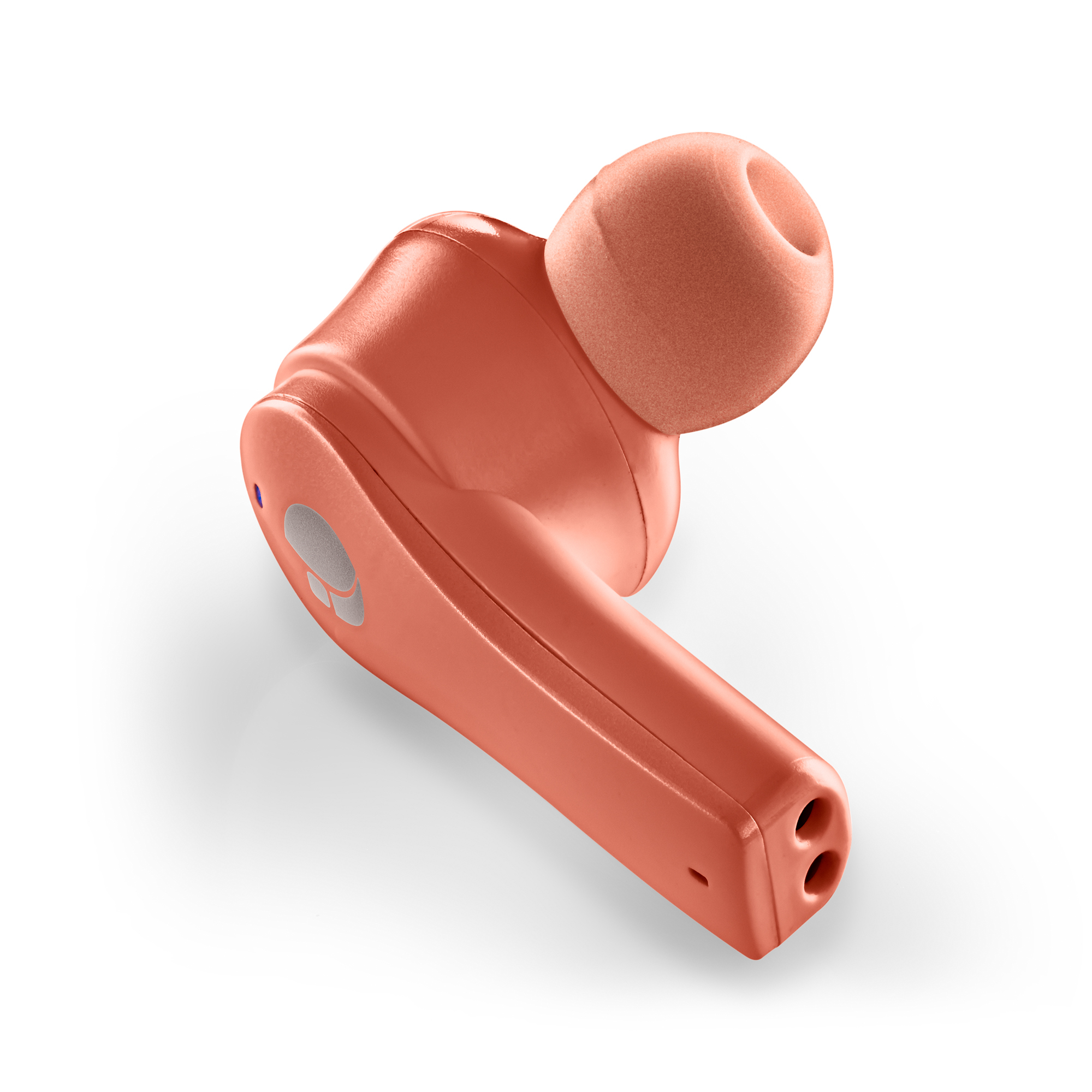 Koralowy bezprzewodowy pączek na białym tle, widok pod kątem. Ma okrągłą końcówkę douszną i logo Skullcandy.